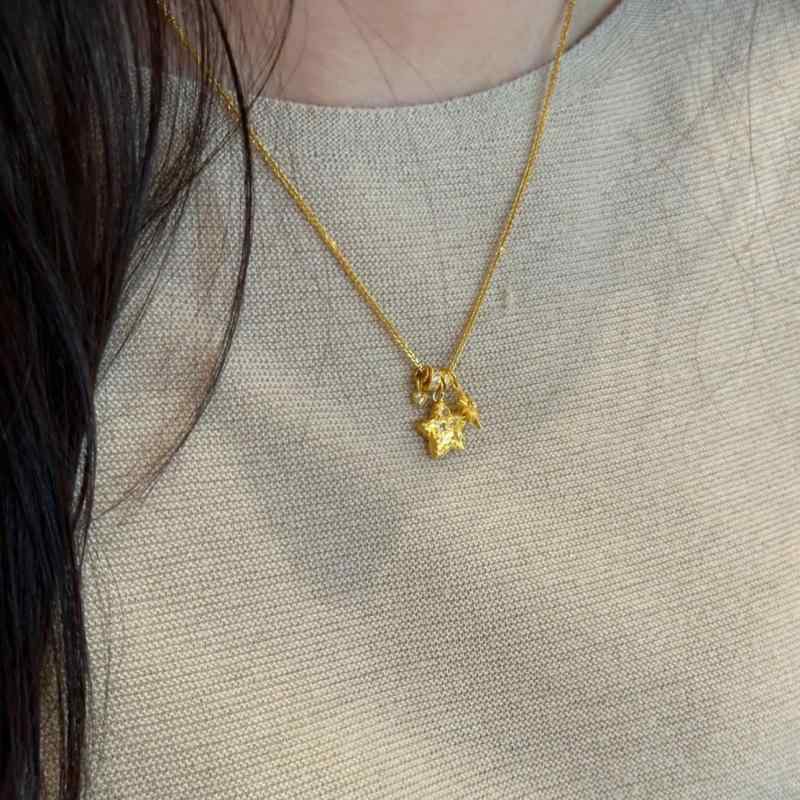・カテゴリ: ネックアクセサリー・主な素材: 銅・加工技術: 電気メッキ・デザイン: 星形・チェーンの種類: 小豆チェーン・多層デザイン: なし・チャームの素材: 銅・周長: 41cm-50cm・カラー展開: ゴールド锤紋溶岩スターネックレス・トレンド要素: 星・スタイル: 韓国風・スタイル分類: 爽やか、フェミニン・対象性別: レディース