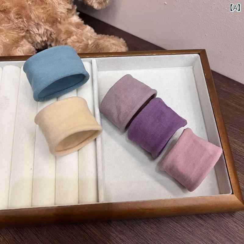 ・カテゴリ: ヘアゴム・素材: 布・加工: 業・カラー展開: 北欧カラー、モランディカラー、ブラウンカラー、ブラック・デザイン: サークル・スタイル: リゾートスタイル、オフィスカジュアル・タイプ: 高伸縮