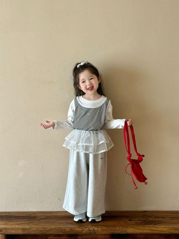 ・スタイル: 韓国風・袖丈: ノースリーブ・対象年齢: 中小童（3～8歳、身長100～140cm）・生地加工: 柔軟処理・柄: ボーダー・主な素材: 綿・素材の含有量: 80%・ネックライン: クルーネック・フード: フードなし・カラー展開: ボーダーベスト、インナー白Tシャツ、グレーのスウェットパンツ、白Pカーテン・対応身長: 90cm、100cm、110cm、120cm、130cm、140cm・カテゴリ: キッズベスト・キャミソール