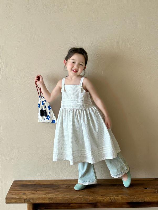 ・スタイル: 韓国風・カテゴリ: サンダードレス、ベアトップワンピース・主な素材: 綿・素材の含有率: 80%・対象性別: 女の子・対象年齢: 3〜8歳（身長100〜140cm）・柄: ドット・生地加工: 柔軟処理・デザイン: サスペンダータイプ・スカートスタイル: プリンセスドレス・カラー展開: ドットキャミソールワンピース、ジーンズ・サイズ展開: 90cm、100cm、110cm、120cm、130cm、140cm