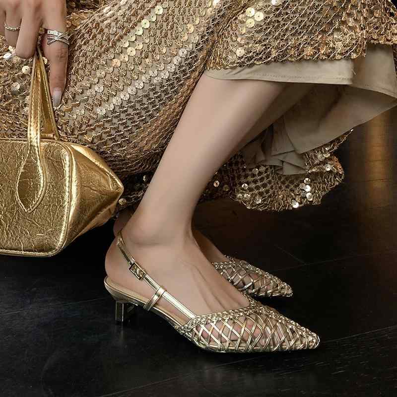 ・カテゴリ: バックストラップパンプス・カラー展開: ゴールド、シルバー、ブラック・サイズ展開: 34、35、36、37、38、39・甲材: マイクロファイバー・つま先形状: ポインテッドトゥ・ライニング素材: シープスキン・着用方式: バックル