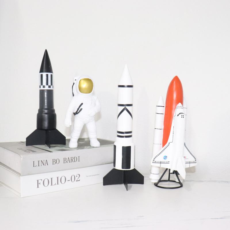 ・カテゴリ: キャラクター・主な素材: 合成樹脂、プラスチック・カラー展開: 宇宙飛行士 (9*6*16cm)、ブラックロケット (7*7*22cm)、ホワイトロケット (7*7*27cm)、宇宙船 (11*10*24cm)、フライングソーサー高 (22*22*26.5cm)、フライングソーサー低 (22*22*15cm)