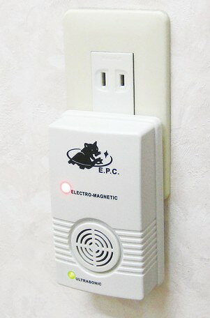 　 コンセントに差し込むだけ、ネズミの住みにくい環境をつくります！ ●超音波と電磁波でネズミを撃退。人間や犬猫等のペットや電化製品には無害です。 ●キッチン！厨房！食料品店！倉庫！等にピッタリ。 ●ランプの種類：緑→超音波、赤→電磁波。 ●有効範囲：床面積で約35坪（各階で1個設置） ●超音波＆電磁波でネズミを驚かせます。 ●簡単にセット ●仕様／電源：AC100V（50/60Hz）、消費電力：9W（最大）、出力周波数：18KHz〜32KHz ※ペースメーカーをご使用の方は使用できません。 サイズ (約)幅6.7×奥行5×高さ11.3cm 材質 ABS樹脂 重量 (約)85g 生産地 台湾製 この商品はメーカーより直送のため、 他の商品との同梱はできません。 ※代引でのお支払いはお受けできません。 在庫更新のタイミングにより、在庫切れの場合は キャンセルさせていただく可能性があります。 ※こちらの商品は、ご注文いただいてからお届けまでに一週間〜10日ほどいただく場合がございます。ご了承くださいませ。