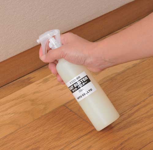 　 スプレーするだけでネズミを追い出し再侵入を防ぐ！ ●天然成分だから人やペットには無害！効果は約2ヶ月持続。●ネズミを殺すのではなく、ネズミが極端に嫌う香りで家から撃退する、画期的なネズミ駆除剤です。香りの主成分は森林浴剤などに使われる100％天然素材のフィトンチッド、原料は天然由来植物成分で人間やペットには全く害がありませんが、ネズミは鼻先に匂いがふれただけですぐ逃げ出すという驚くような働きがあります。香りは空気にのって広がっていくので、ネズミの通路にスプレーするだけでOK。●ネズミを撃退!!●天然成分●ミニトリガー付き サイズ・容量 ●内容量(1本)：(約)250ml 材質 ヒノキチオール、テルペン、ハーブ、他 生産地 日本製 この商品はメーカーより直送のため、 他の商品との同梱はできません。 ※代引でのお支払いはお受けできません。 在庫更新のタイミングにより、在庫切れの場合は キャンセルさせていただく可能性があります。 北海道・沖縄・離島は別途追加送料が必要です。 ※こちらの商品は、ご注文いただいてからお届けまでに一週間～10日ほどいただく場合がございます。ご了承くださいませ。