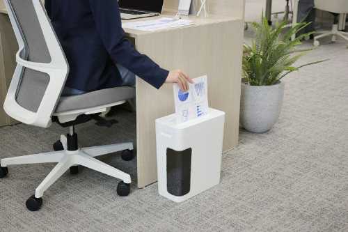 Rakuten - パーソナルシュレッダー 10L P4GM-45 ホワイト (オフィス用品　静音 シュレッダー 電動シュレッダー 家庭用シュレッダー コンパクト 個人情報 オフィス)