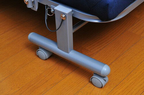 ナルキ屋の高反発ウレタン入り折りたたみベッド　セミシングルサイズ　TAN-138（セミシングルベッド、ベッド、折り畳みベッド、スチールベッド コンパクト リクライニング）｜アングル3