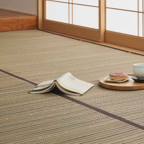 樂天商城 - い草カーペット 柄上敷き 花ござ 裏貼り 「涼み」 ブラウン／江戸間（防カビ加工 抗菌 防臭加工 和モダン インテリア リビング 上敷き ござ ラグマット センターラグ アクセントラグ おしゃれ 井草 夏用 涼しい ひんやり）