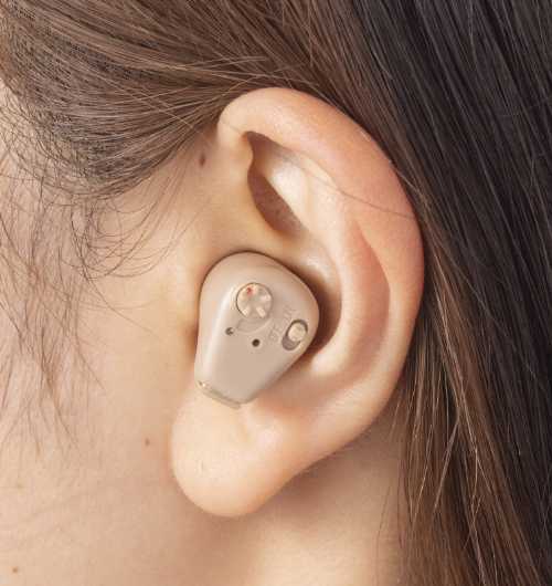 充電式耳穴集音器 音響さん 1個／2個組（集音器 補聴器タイプ 小型 肌色左耳用 右耳用 左右兼用 片耳 充電式 軽量 聞こえ おすすめ 簡単操作 ぴたっと装着 外れにくい 健康）