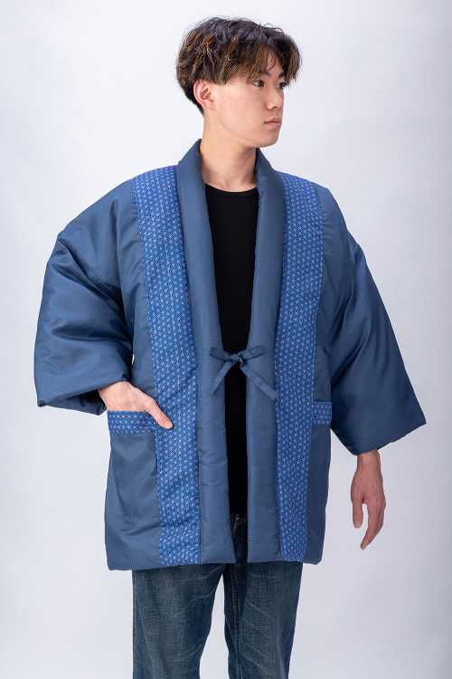 　 吸湿発熱わた入りのふっくら暖かはんてん ●色／紳士用：コン、婦人用：エンジ●スマホも入る大き目ポケット●おしりまですっぽり暖か●手洗いOK [仕様]●ポケット2か所 サイズ [紳士用 M~L]●サイズ：(約)バスト88~104cm、身丈...