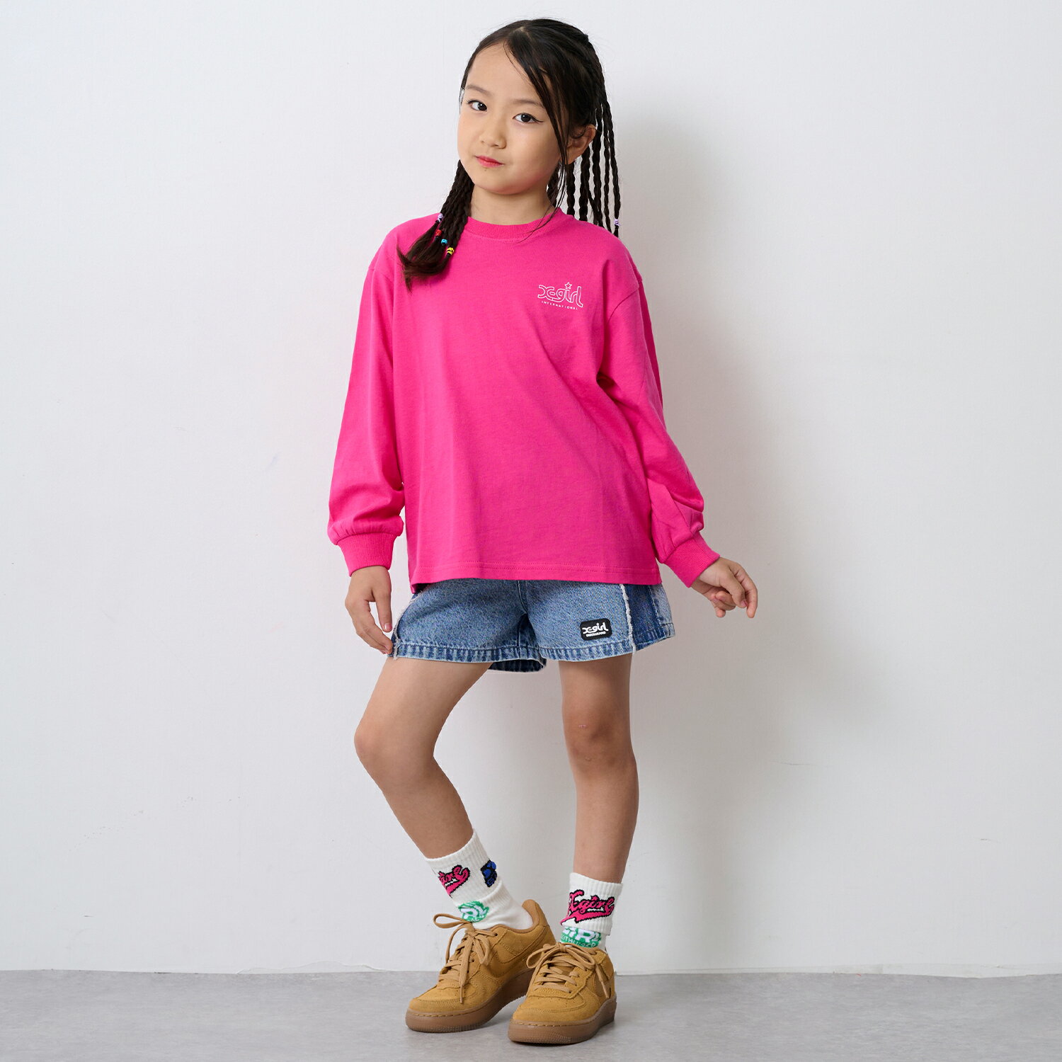 エックスガール　ステージス(X-girl Stages)【TBSドラマ フェイクマミー 着用アイテム】サイドラインバックロゴデニムショートパンツのサムネイル