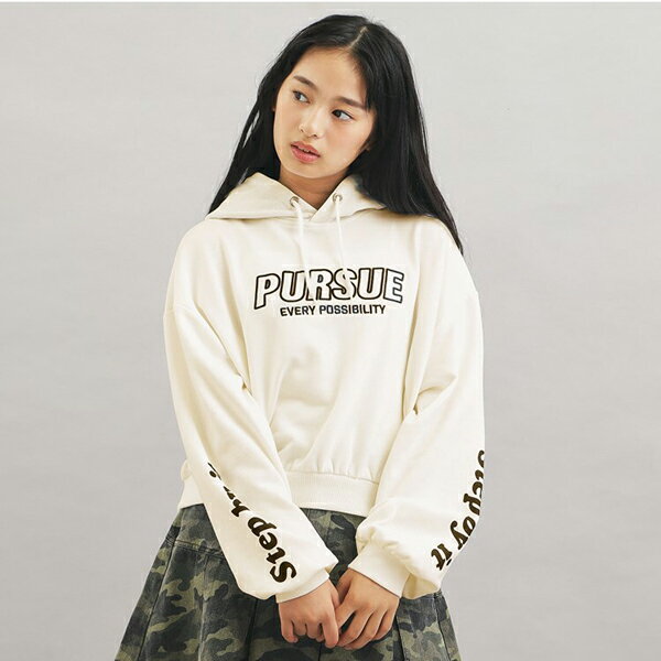 ピンクラテ(PINK-latte)袖ロゴプリント短丈パーカー