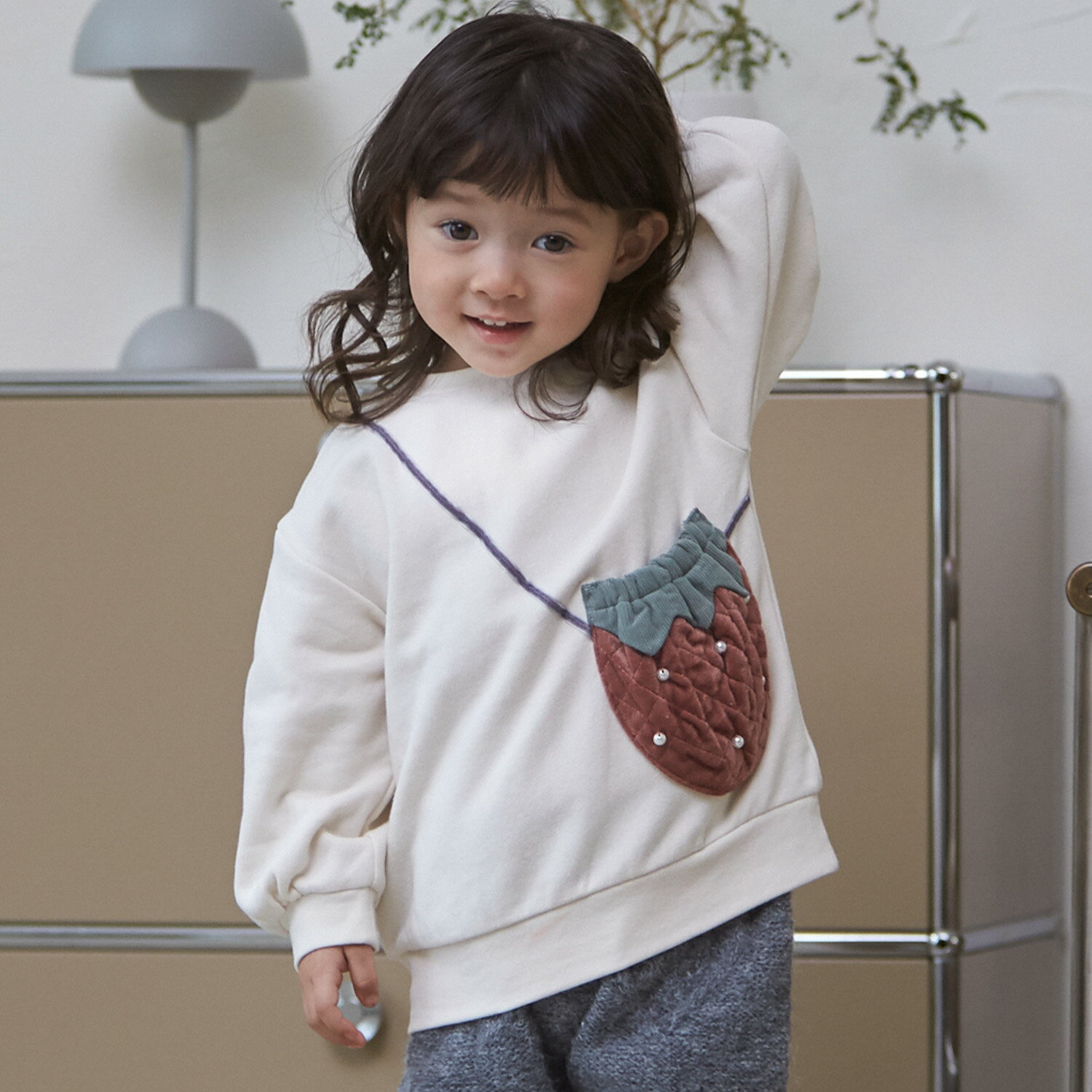 プティマイン(petit main)【裏起毛】いちごポシェットトレーナーのサムネイル