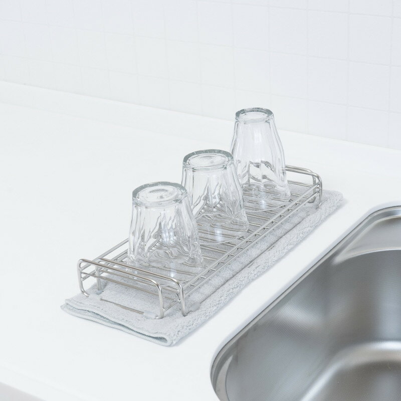 Stainless Goods - 【＆kitシリーズ キッチン雑貨2点以上購入で10%OFF】水切りかご コンパクトになる 伸縮 13.5〜23.5cm スリム水切りカゴ 皿立て付き すべり止め付き ステンレス 食洗機使用可 RG-0600 ＆kit アンドキット