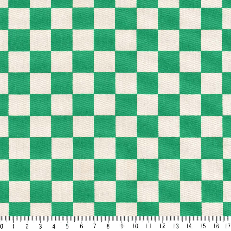 1.6cm 市松模様 7945-55 エメラルドグリーン 可愛いチェッカーフラッグ柄 緑 グリーン かわいい 男の子 10cm単位 やや厚手 生成りオックス 生地 布 松尾捺染 綿100％ 110cm 布　入園入学 テーブルクロス エプロン バッグ クッション ランチョンマット 商用利用可 生地