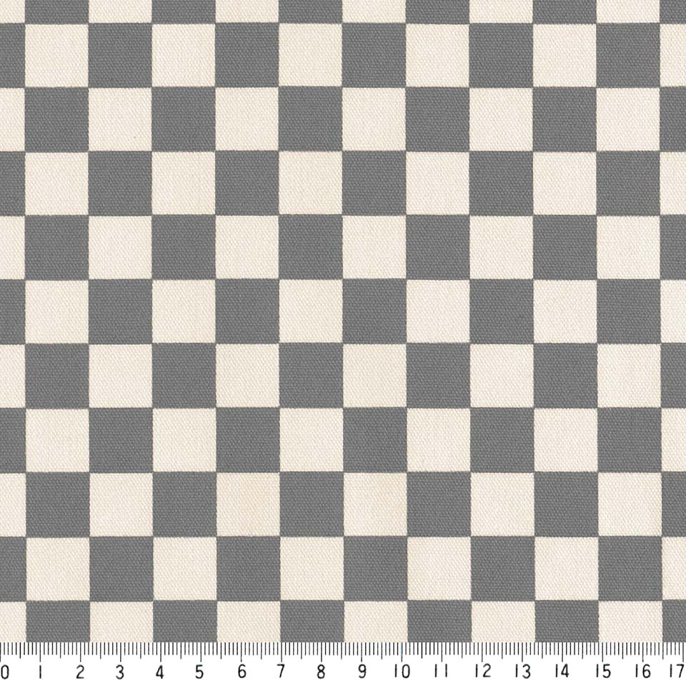 1.6cm 市松模様 7945-66 グレー 可愛いチェッカーフラッグ柄 グレー 10cm単位 やや厚手 生成りオックス 生地 布 松尾捺染 綿100％ 110cm 布　入園入学 テーブルクロス エプロン バッグ クッション ランチョンマット 商用利用可 生地