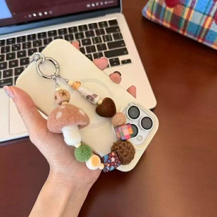 ふわふわのきのこやハート、カラフルなビーズを組み合わせた、かわいいハンドストラップです。 スマホケースに取り付けるだけで、いつものスマホをおしゃれにアレンジ♪ スマホストラップとしてはもちろん、バッグやポーチ、鍵などのチャームとしてもお使いいただけます。 手首に掛けられるので、スマホを持ち歩く際のサポートにも便利です。 【おすすめポイント】 ・ふわふわ素材のかわいいデザイン ・きのこ、ハート、ビーズなど個性的なパーツ ・スマホのアクセントにぴったり ・バッグチャームやキーホルダーとしても使用可能 ・コーデに合わせやすいナチュラルカラー 【用途】 スマホストラップ / ハンドストラップ / スマホチャーム / バッグチャーム / キーホルダー など ※モニター環境により、実際の商品と色味が異なって見える場合がございます。 ※サイズにつきましては、商品ページ内のサイズ表をご確認ください。 なお、測定方法により多少の誤差が生じる場合がございます。 ※生産時期により、タグ・パッケージ等が若干異なる場合がございます。 ※商品ごとに発送予定日が異なりますため、ご注文前に配送予定をご確認いただけますと幸いです。 ※商品は出荷前に検品を行っておりますが、万が一不具合がございました場合は迅速に対応いたしますので、安心してお買い求めください。