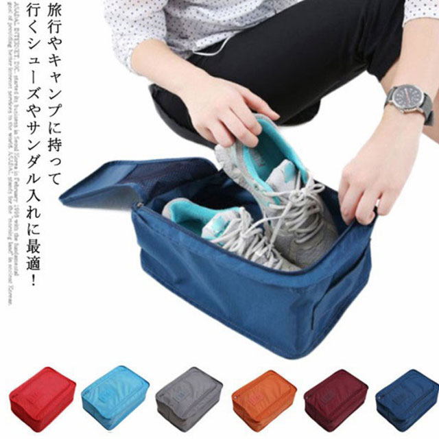 旅行やキャンプに持って行くシューズやサンダル入れに最適！シューズの持ち運びに便利なこちらのシューズバッグ。衣類と分けて収納できるので、汚れの心配もありません。シューズを入れるだけでなく、お子様の着替えや遊び道具、大人の方はトレーニングセットなど用途に合わせて使い分けることが可能です。 持ち運びに便利な取って付き！ナイロン素材で防水性も！ サイズ F サイズについての説明 サイズ：(展開時)W210mm×H300mm×D115mm 素材 ナイロン 色 グレー ワインレード オレンジ ブルー ネイビー レード 備考 ●サイズ詳細等の測り方はスタッフ間で統一、徹底はしておりますが、実寸は商品によって若干の誤差(1cm～3cm )がある場合がございますので、予めご了承ください。 ●製造ロットにより、細部形状の違いや、同色でも色味に多少の誤差が生じます。 ●パッケージは改良のため予告なく仕様を変更する場合があります。 ▼商品の色は、撮影時の光や、お客様のモニターの色具合などにより、実際の商品と異なる場合がございます。あらかじめ、ご了承ください。 ▼生地の特性上、やや匂いが強く感じられるものもございます。数日のご使用や陰干しなどで気になる匂いはほとんど感じられなくなります。 ▼同じ商品でも生産時期により形やサイズ、カラーに多少の誤差が生じる場合もございます。 ▼他店舗でも在庫を共有して販売をしている為、受注後欠品となる場合もございます。予め、ご了承お願い申し上げます。 ▼出荷前に全て検品を行っておりますが、万が一商品に不具合があった場合は、お問い合わせフォームまたはメールよりご連絡頂けます様お願い申し上げます。速やかに対応致しますのでご安心ください。