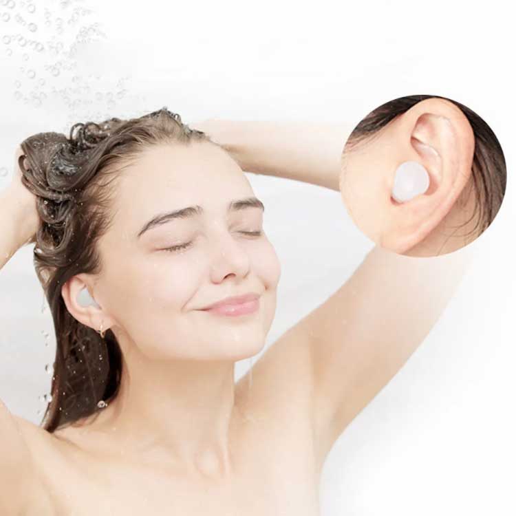 柔らかいシリコン製、防音・防水可能の睡眠用耳栓です。ソフトなシリコンを採用し、耳穴に吸い付くようなフィット感がある。ベタつき感がなく、水で洗浄することで何度も再利用できます。耳の外側に長い突端が出ることはないため、横向きで寝る方にも最適。仕事中・勉強・飛行機などに装着頂くことで騒音を防いでくれます。防水可能で、大人・子供の水泳用耳栓としても使用することができます。 サイズ 12個入り サイズについての説明 フリーサイズ 素材 シリコン 色 ホワイト ブルー オレンジ 備考 ●サイズ詳細等の測り方はスタッフ間で統一、徹底はしておりますが、実寸は商品によって若干の誤差(1cm～3cm )がある場合がございますので、予めご了承ください。 ●製造ロットにより、細部形状の違いや、同色でも色味に多少の誤差が生じます。 ●パッケージは改良のため予告なく仕様を変更する場合があります。 ▼商品の色は、撮影時の光や、お客様のモニターの色具合などにより、実際の商品と異なる場合がございます。あらかじめ、ご了承ください。 ▼生地の特性上、やや匂いが強く感じられるものもございます。数日のご使用や陰干しなどで気になる匂いはほとんど感じられなくなります。 ▼同じ商品でも生産時期により形やサイズ、カラーに多少の誤差が生じる場合もございます。 ▼他店舗でも在庫を共有して販売をしている為、受注後欠品となる場合もございます。予め、ご了承お願い申し上げます。 ▼出荷前に全て検品を行っておりますが、万が一商品に不具合があった場合は、お問い合わせフォームまたはメールよりご連絡頂けます様お願い申し上げます。速やかに対応致しますのでご安心ください。