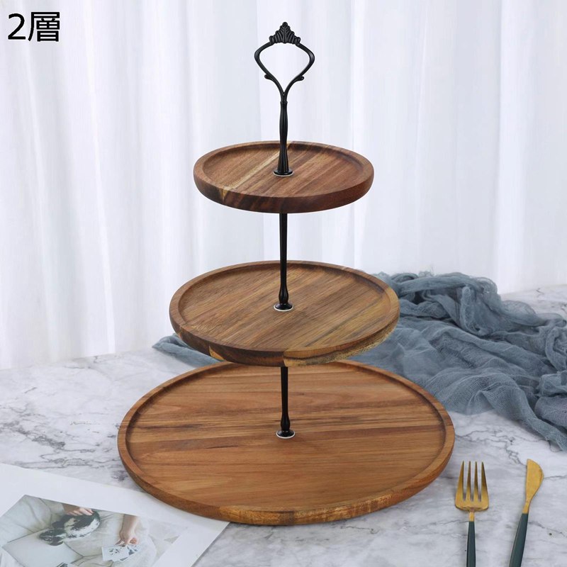 　　　 ◆◇◆人気の秘密◆◇◆ 【サイズ】2段サイズ 26*25cm 3段サイズ 38*25cm 【材質】使用している木材は、自然栽培の良質な木材。茶褐色の木目が美しく、使い込むほどに飴色に変化していきます。油分を多く含み、水や汚れに強いという特性を持っていますので、食器に最適な素材です。加工は熟練された職人によるもので、1つ1つ丁寧に手作業で仕上げられています。その精巧な作りと品質の高さは、美しい曲線、縁の均一性、手に持った瞬間の肌触りと、随所から感じることができます。 表面は滑らかで、汚れやホコリに強いです。水で洗って軽く濡らしたタオルで汚れを拭き取れる、手入れが簡単で、片付けが楽になる。フルーツ、ケーキ、デザートプレートだけでなく、スイートホームのエレガントな装飾もできます。審美的なデザインで、ダイニングルームやテーブルの装飾に最適です。パーティーギフトに最適です。 【3段】木製のアケスタンドは3段になっており、カップケーキ、デザート、お茶、その他のおいしいおやつをすべて収納できます。 【適用場所】用途が広く、店舗や自宅で化粧品、ケーキ、スパイスの瓶などを飾るために使用できます。 　　　◆◇◆注意事項◆◇◆ご覧のモニターの環境、撮影環境により実物と色味が異なって見える場合がございます。湿った状態で他のものと擦り合わせると色が移る恐れがあります。濃色品の洗濯時は、白色、淡色と分けて洗ってください。説明 ようこそいらっしゃいませ ??カップケーキスタンドは主に優れた木製素材で作られており、強くて耐久性があります。 ?木製デザートトレイはシンプルなデザインで、実用的であるだけでなく、あらゆる機会の装飾にも適しています。 ??ケーキをのせるだけで上品でおしゃれに演出。普段使いからホームパーティーまで幅広く使えます。 ?デザインを使用して、デザート、チョコレート、ケーキ、フルーツ、スナック、ビスケットなどを配置して、視覚的なごちそうをもたらすことができます。居間、食堂、ホテル、宝石店、ケーキ屋さんなどに最適です。クリスマス、バレンタインデー、記念日など、さまざまな場面でご利用いただけます。 [注意] ??初めて使用する前に、水または洗剤でプレートの表面を洗うことを勧めします。 ??手作業による測定のため、わずかな誤差が生じる場合がありますが、製品の使用に影響はありません。ご質問がありましたら、いつでもメールでお問い合わせください。 ??ご注意：高温の環境や調理器具、電子レンジ、食器洗い機などでのご使用は避け、直射日光を避けてください。お手入れ後は風通しの良い場所で自然乾燥させてください。食用油を定期的に塗布することでお手入れと保護ができます。