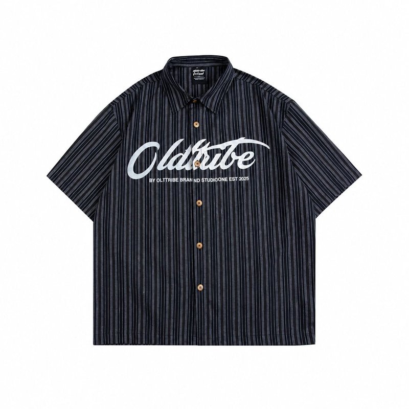 　　　 ◆◇◆売れている秘密◆◇◆ 【アメカジ風ストライプシャツ】スタイリッシュな縦ストライプ柄とフロントのレトロなロゴデザインが、絶妙なヴィンテージ感を引き立てます。街歩きやデートでも目を引く、洗練されたメンズ半袖シャツです。一枚で着るだけで、こなれたストリートファッションが簡単に完成します。 【ゆったりとしたメンズ開襟シャツ】トレンド感のあるオーバーサイズシルエットを採用しており、体型を優しくカバーしながらリスした着心地を実現しました。通気性が良く、夏の暑い日でも風通しが良いので、一日中快適に過ごせる夏用カジュアルトップスとして大変便利です。 【ストリート系カジュアルシャツ】シンプルなデニムやチノパンと合わせるだけで、おしゃれな雰囲気が漂う万能アイテムです。休日のショッピングや友人との集まりなど、日常のあらゆるシーンで活躍すること間違い。自由な着こを楽しめる、大人の休日スタイルに最適な一着です。 【肌触りの良いコットン混素材】柔らかな生地感にこだわり、素肌に触れてもストレスを感じさせない着心地に仕上げました。洗濯を繰り返しても型崩れしにくい丁寧な縫製が魅力です。耐久性に優れているため、毎日のお出かけに気兼ねなくヘビロテできるな作りとなっております。 【ギフトにもおすすめのメンズ半袖シャツ】自分用にはもちろん、ファッションに関心の高い友人やパートナーへのプレゼントとしても大変喜ばれます。幅広い世代に似合う落ち着いた色味とトレンド感溢れるデザインは、コーディネートを選ばないため、贈り物に最適な選択肢となります。 　　　◆◇◆注意事項◆◇◆ご覧のモニターの環境、撮影環境により実物と色味が異なって見える場合がございます。湿った状態で他のものと擦り合わせると色が移る恐れがあります。濃色品の洗濯時は、白色、淡色と分けて洗ってください。説明 【アメリカンレトロシャツ】トレンド感溢れるヴィンテージ風のデザインが魅力のストライプシャツが登場。絶妙な縦のストライプがスタイルをすっきりと見せ、胸元の個性的な英字プリントがストリート感を演出します。古着風のこなれた雰囲気を纏い、普段のコーディネートにプラスするだけで旬なスタイルが完成します。 【オーバーサイズシャツ】リスした着心地を楽しめる、ゆったりとしたシルエットが特徴のメンズカジュアルウェアです。窮屈さを感じさせないルーズフィットな仕立てで、暑い季節でも風通しが良く、快適に過ごせます。体型をカバーしつつ、こなれた大人の余裕を感じさせるスタイルを簡単に実現できます。 【ストリート系ファッション】休日のカフェ巡りから友人との集まりまで、幅広いシーンで活躍する半袖シャツです。ボタンを閉めてきちんとした印象に、Tシャツの上から羽織ってラフなレイヤードスタイルにと、アレンジの幅が広がります。自分らしい着こを楽しめる万能アイテムとして、ワードローブに欠かせない一枚です。 【肌触りの良いシャツ】日常的に心地よく着用できるよう、細部までこだわり抜いた耐久性に優れた素材を使用しました。何度洗濯しても型崩れしにくく、お手入れが簡単で長く愛用いただけます。柔らかい風合いが肌に馴染み、忙しい毎日でもストレスフリーな着心地を一日中キープします。 【夏用シャツ】シンプルかつ洗練されたデザインは、年代を問わず多くの方に愛される一着です。自分用はもちろん、ファッション好きなパートナーや友人へのちょっとしたギフトとしても最適です。合わせるボトムスを選ばず、デニムからチノパンまで様々なスタイルに馴染む、この夏のマストバイアイテムです。