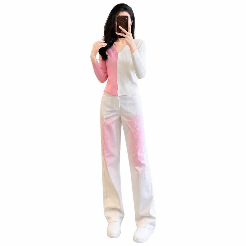 　　　 ◆◇◆売れている秘密◆◇◆ 【体型カバー】ゆったりとしたシルエットで自然に体型カバーができるレディースセットアップです。程よくフィットするトップスと、ストレートシルエットのデニムパンツが、すっきりとした縦ラインを着痩せ見えさせ、スタイルアップを演出します。毎日のコーディネートに迷うことなく、簡単におしゃれなカジュアルスタイルが完成する便利な上下セットです。 【カジュアルスーツ】上品なカジュアルスーツとしても活躍する、大人可愛い韓国風の2点セットです。トップスのVネックデザインがデコルテラインを綺麗に見せ、顔回りをすっきりとした印象に仕上げます。ボトムスのデニムにはとしたラインストーンが施されており、シンプルながらも華やかなアクセントをプラスします。 【着痩せ効果】脚長効果が期待できるハイウエスト仕様のデニムパンツとトップスの組み合わせで、着痩せ効果を発揮します。裾に向かって自然に変化するグラデーションカラーが、視線を分散させて下半身をすっきりとカバー。柔らかく肌なじみの良い綿混素材を使用しており、さらっとした快適な着心地が続きます。 【コーディネート】デイリーのお出かけから旅行、通学、デートなど、幅広いライフスタイルに対応するセットアップです。上下別々でも着用できるため、お手持ちのカットソーやズと合わせて、様々なコーディネートをお楽しみいただけます。春や秋の季節の変わり目に重宝する、ヘビロテ間違いなしのアイテムです。 【サイズ展開】SサイズからXLサイズまで豊富に展開しており、大きいサイズをお探しの方にもです。締め付け感の少ないやわらかな素材感で、1日中着用していても快適で動きやすい設計となっています。カジュアルでありながらも上品さを失わない、大人のフェミニンスタイルにぴったりの一着です。 　　　◆◇◆注意事項◆◇◆ご覧のモニターの環境、撮影環境により実物と色味が異なって見える場合がございます。湿った状態で他のものと擦り合わせると色が移る恐れがあります。濃色品の洗濯時は、白色、淡色と分けて洗ってください。説明 【お洒落な大人カジュアルを叶える、デザインセットアップ】トップスのカットソーと、華やかなラインストーンをあしらったグラデーションデニムパンツの2点セットアップです。シンプルになりがちなカジュアルスタイルに、上品でフェミニンな要素をプラスした、トレンド感溢れるデザインが特徴です。上下の組み合わせに迷うことなく、さっと着るだけでこなれ感のあるスタイリングが完成します。デイリーユースはもちろん、特別なお出かけやデートなど、幅広いシーンで活躍するな一着です。【すっきり見えを叶える美しいシルエット】程よく身体に沿うトップスは、デコルテを美しく見せるVネック仕様で、顔回りをすっきりとシャープな印象に見せてくれます。ボトムスのデニムパンツは、脚のラインを拾いにくいストレートシルエットを採用。ハイウエストデザインとの相乗効果で、脚長効果とスタイルアップを自然に演出します。腰回りをすっきりと見せつつ、体型カバー力にも優れているため、スタイルに自信を持ちたい大人の女性にです。【細部までこだわった華やかなデザイン】デニムパンツの太もも部分には、光を反射してと輝くラインストーンが贅沢に施されています。さらに、裾にかけて美しく変化するグラデーションカラーが、全体に奥行きを持たせ、洗練された個性を引き立てます。やりすぎない程よい華やかさで、大人の女性でも上品に着こなせるバランスに仕上げました。トップスはすっきりとしたリブ調のデザインで、全体のバランスを引き締めます。【柔らかく快適な着心地の綿混素材】肌触りが良く通気性に綿混素材（コットンの風合い）を採用しています。生地はやわらかでしっとりとした質感があり、肌に優しくなじみます。デニムパンツも硬すぎず、さらっとした穿き心地で、日常の動きを妨げません。春や秋の季節の変わり目に快適に過ごせる適度な厚みで、ロングシーズン快適にご着用いただけます。【着回し力 of セパレート使い】セットアップとしての着用はもちろん、上下それぞれ単体でのコーディネートもです。トップスはお手持ちのスカートやワイドパンツと合わせれば、きれいめなオフィスカジュアルスタイルに。グラデーションデニムは、シンプルなTシャツやスニーカーと合わせるだけで、ストリート感のあるカジュアルコーデが完成します。ワードローブに1着あるだけで、着こなしの幅がぐっと広がります。【幅広いシーン＆豊富なサイズ展開】通学や通勤などの日常使いから、週末のショッピング、旅行、女子会、カジュアルなデートまで、様々なライフスタイルに寄り添います。サイズはS、M、L、XLをご用意しており、ゆったりと着たい方には大きいサイズもです。自分らしい着こなしで、毎日のファッションをお楽しみください。