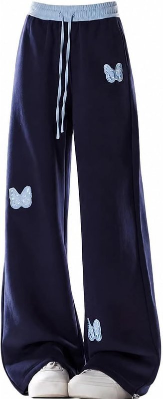　　　 ◆◇◆売れている秘密◆◇◆ ウエスト:64 ヒップ:110 パンツ丈:101 股下:74 / ウエスト:68 ヒップ:112 パンツ丈:102 股下:75 / ウエスト:72 ヒップ:114 パンツ丈:103 股下:76 / ウエスト:76 ヒップ:116 パンツ丈:104 股下:77 【レトロなバイカラー】目を引く蝶の刺繍とコントラストの効いたウエスト切り替えが特徴のレディースワイドパンツです。アメカジ風のレトロな雰囲気を醸し出し、シンプルなトップスと合わせるだけでトレンド感のあるスタイリングが完成します。個性的なディテールが日常のおしゃれを華やかに彩ります。 【ストレートワイドパンツ】ストンと落ちるストレートなラインが、脚のラインをすっきりと見せてくれるルーズスウェットパンツです。締め付け感のないゆったりとした穿き心地で、気になる腰回りや太ももを自然にカバーします。動きやすさと美しい立ち姿を両立させた頼れるカジュアルパンツです。 【快適な穿き心地】伸縮性のあるウエストゴムと調整可能なドローストリングを採用したイージーパンツです。自宅でのリラックスタイムから、ちょっとしたお出かけや軽運動まで幅広く活躍します。柔らかく肌触りの良いスウェット生地で、一日中ストレスフリーに過ごせるリラックスパンツです。 【お手入れ簡単】しっかりとしたステッチワークと耐久性のある素材を使用したレディーススウェットパンツです。ご家庭での洗濯機洗いにも対応しており、日常着として気兼ねなくヘビーローテーションしていただけます。型崩れしにくく、いつでも清潔に保てるため、毎日のコーディネートの強い味方です。 　　　◆◇◆注意事項◆◇◆ご覧のモニターの環境、撮影環境により実物と色味が異なって見える場合がございます。湿った状態で他のものと擦り合わせると色が移る恐れがあります。濃色品の洗濯時は、白色、淡色と分けて洗ってください。説明 -