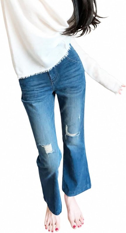 　　　 ◆◇◆売れている秘密◆◇◆ ウエスト:64 ヒップ:98 パンツ丈:94 股下:79 / ウエスト:68 ヒップ:99 パンツ丈:98 股下:80 / ウエスト:72 ヒップ:100 パンツ丈:102 股下:81 / ウエスト:76 ヒップ:101 パンツ丈:106 股下:82 【お洒落な裾広がりデザイン】このダメージジーンズは、膝からの緩やかな広がりが足元をすっきりと見せてくれます。程よいダメージ加工がアクセントになり、シンプルなTシャツと合わせるだけでこなれ感のある大人カジュアルな雰囲気を演出できます。毎日のコーディネートが楽しくなる九分丈デニムです。 【スタイルアップのブーツカット】膝下が長く見える計算されたシルエットのブーツカットパンツです。お腹周りや太ももをすっきりとカバーしながら、自然な細見えを叶えます。夏用ジーンズとして軽やかに穿きこなせる薄手仕様で、暑い日でも涼しく快適にスタイリングを楽しめる着痩せデニムです。 【軽やかで快適な穿き心地】薄手で柔らかい生地を採用したレディースジーパンは、汗ばむ季節でもベタつきにくく快適です。締め付け感が少ないため、デイリーのお出かけから旅行、リラックスタイムまで幅広く活躍します。アクティブに動きたい日にもぴったりのアンクル丈ジーンズです。 【お手入れ簡単でデイリー使いに】丁寧なステッチとタフな縫製で仕上げたダメージデニムです。ご自宅の洗濯機で手軽に洗えるため、いつでも清潔に保てます。洗うたびに肌に馴染む柔らかい風合いも魅力で、型崩れしにくく長く愛用できるカジュアルパンツです。 　　　◆◇◆注意事項◆◇◆ご覧のモニターの環境、撮影環境により実物と色味が異なって見える場合がございます。湿った状態で他のものと擦り合わせると色が移る恐れがあります。濃色品の洗濯時は、白色、淡色と分けて洗ってください。説明 【商品紹介】 ◆ ウエスト:64 ヒップ:98 パンツ丈:94 股下:79 / ウエスト:68 ヒップ:99 パンツ丈:98 股下:80 / ウエスト:72 ヒップ:100 パンツ丈:102 股下:81 / ウエスト:76 ヒップ:101 パンツ丈:106 股下:82 ◆【お洒落な裾広がりデザイン】このダメージジーンズは、膝からの緩やかな広がりが足元をすっきりと見せてくれます。程よいダメージ加工がアクセントになり、シンプルなTシャツと合わせるだけでこなれ感のある大人カジュアルな雰囲気を演出できます。毎日のコーディネートが楽しくなる九分丈デニムです。 ◆【スタイルアップのブーツカット】膝下が長く見える計算されたシルエットのブーツカットパンツです。お腹周りや太ももをすっきりとカバーしながら、自然な細見えを叶えます。夏用ジーンズとして軽やかに穿きこなせる薄手仕様で、暑い日でも涼しく快適にスタイリングを楽しめる着痩せデニムです。 ◆【軽やかで快適な穿き心地】薄手で柔らかい生地を採用したレディースジーパンは、汗ばむ季節でもベタつきにくく快適です。締め付け感が少ないため、デイリーのお出かけから旅行、リラックスタイムまで幅広く活躍します。アクティブに動きたい日にもぴったりのアンクル丈ジーンズです。 ◆【お手入れ簡単でデイリー使いに】丁寧なステッチとタフな縫製で仕上げたダメージデニムです。ご自宅の洗濯機で手軽に洗えるため、いつでも清潔に保てます。洗うたびに肌に馴染む柔らかい風合いも魅力で、型崩れしにくく長く愛用できるカジュアルパンツです。 【洗濯の注意事項】 ★洗濯機洗い可/手洗い可