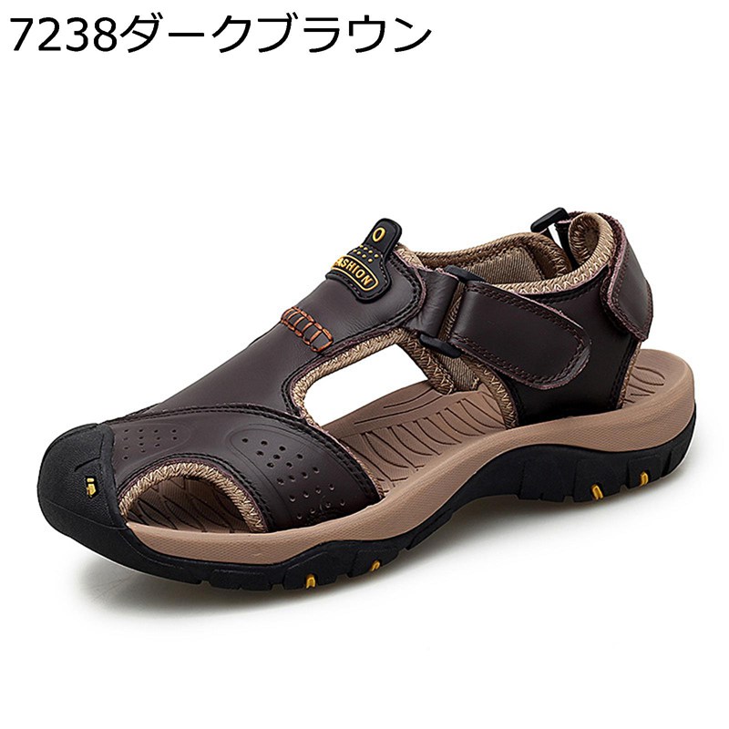 　　　 ◆◇◆人気の秘密◆◇◆ 【夏対策サンダル】通気デザインは蒸し暑くなりにくく、足の皮膚と接触する部分は通気吸汗メッシュ素材、両側は排水設計で、この夏は足汗がひどい方も毎日快適に過ごせます。 【ベルクロ調節】脱ぎ履きの楽なベルクロ仕様で調節できるため、カスタムフィットが可能です。 【つま先保護】様々なバターンの凸凹を組み合わせた靴底は滑り止め機能があります。濡れ地面や磯や川などには滑り止めします。また、ソールがつま先とかかとの両方を包み込む設計になっているので、水辺でのケガ防止にも心強い1足。 【おしゃれな痛くない靴】厚底とスポーティデザインが今年らしいサンダルです。素足はもちろん、ソックスを合わせたり、今年らしい着こなしに！柔らかいソールとアッパーで歩きやすく、足が痛くないです。長時間の旅行、アウトドア活動や移動が多い方にオススメです。 【適用場合】軽量で水陸両用のメンズスポーツサンダルです。十分に柔軟で、曲がりやすいですから、ビジネスシーンから外遊びまでにもご利用いただきます。アウトドアに最適、春夏履いてもいいですよ！ 　　　◆◇◆注意事項◆◇◆ご覧のモニターの環境、撮影環境により実物と色味が異なって見える場合がございます。湿った状態で他のものと擦り合わせると色が移る恐れがあります。濃色品の洗濯時は、白色、淡色と分けて洗ってください。説明 表地素材：合皮 ソール素材：ラバー 適用対象：男性/メンズ 【参考サイズ】 23.5 cm=EU37 24.0 cm=EU38 24.5 cm=EU39 25.0 cm=EU40 25.5 cm=EU41 26.0 cm=EU42 26.5 cm=EU43 27.0 cm=EU44 27.5 cm=EU45 28.0 cm=EU46 28.5 cm=EU47 29.0 cm=EU48 ご注意： サイズにつきましては若干の誤差が生じる場合がございます。足の形は人によって個人差があるため、サイズ感はあくまで目安としてお考え下さい。 ★甲高や幅広の方は普段よりワンサイズ（0.5cm）UPをお選ぶ事をオススメ致します。 商品はお手に届いた後に、若干匂いがある場合があります。革や接着剤の匂いですので、通気がいいところに数日に置いたら、匂いがだんだん薄くなります。匂いに敏感な方は消臭スプレーのご利用をおすすめます。 掲載の商品写真は、モニターによって多少色合いや質感に誤差がありますので、実際のカラーと異なる場合がございます。 【サービス】 検品、品質には万全を期しておりますが、万が一、不良品等発生した場合は、メールでお気軽にお問い合わせください。営業日24時間以内にご返信をしております、ご安心ください。
