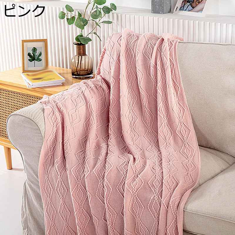 　　　 ◆◇◆人気の秘密◆◇◆ 【おしゃれなデザイン】デザインナーのセンスの良さでソファーカバーに使用しても温かみのある可愛いソファーにイメチェン！部屋の雰囲気も変わり、いい気分転換にもなりる。 【肌触り柔らかい 吸湿】柔らかな肌触りで心地よく、通常のタオルケットより細番手の上質糸を使用し、繊細な柔らかさが生まて、毛羽落ちることがほとんどないです。吸湿・通気！汗をかいてもベタつきにくいから暑い季節も快適にお使いいただけます。 【驚く柔らかさ】柔らかい肌触りの生地は触っているだけでなんだかほっこり暖かい気分にさせてくれます。手触りがふわりとしながらしっかりした生地なのも安心感があり、掛けるとふんわりして直ぐにポカポカしてきます。 【様々な用途】ソファーに座ってくつろぎタイムのひざ掛けにもおすすめ、冬にかけ布団と併用すれば快適に使うことができます。ホームだけでなく、温泉・旅行・お花見などいろいろなシーンで大活躍します。自分が使うだけではなく、同僚、上司、お客様へのお礼、友達祝い、親孝行、祝日のギフトにもおすすめです。 【自宅で洗える】寝汗や汚れが気になったら、ご自宅で気軽にお洗濯できます。ガーゼ生地だから乾きが早いのも嬉しいです。お洗濯するたびにやわらかさとふんわり感が増し、肌なじみがさらに良くなります。 　　　◆◇◆注意事項◆◇◆ご覧のモニターの環境、撮影環境により実物と色味が異なって見える場合がございます。湿った状態で他のものと擦り合わせると色が移る恐れがあります。濃色品の洗濯時は、白色、淡色と分けて洗ってください。説明 ■商品について ■メイン素材：ポリエステル 【洗濯注意】 ※手洗いまたは、洗濯機をご使用の場合は、 ネットに入れて行っていただくことをオススメします。 ※漂白剤・柔軟剤の使用は、 生地を傷め毛羽立ちの原因となりますのでお控えください。 ※濃色と明色の着物を分かれて洗います。 ※漂白しないでください。 ※長時間の浸漬を避けます。 ガーゼケットのお手入れ方法 ※1、中性洗剤、または洗濯用石鹸を使用し、必ずネットに入れて洗濯機で洗ってください。 ※2、大変縮みますので乾燥機は使用しないでください。 ※3、ガーゼはよく縮む生地ですので洗濯後形を整えて干してください。 在庫について： 当店の在庫は、店舗、他サイトと共有をしております。 そのため、ご注文時に在庫があっても、タイミングによっては既に完売、欠品の場合がございます。 完売、欠品の場合にはメールにて連絡の上、ご注文をキャンセルとさせて頂きます。 ご注意： ※機械による生産の為、生地の継ぎ目の若干のズレやほつれなど、形やサイズに多少の誤差が生じる場合がございます。 ※できるだけ実物と同じ色合いになるようにしていますが、パソコンモニタの環境などによって実物と色合いが異なる場合がございます。予めご了承ください。 ※通関の不具合や悪天候などその他不可抗力が生じた場合には、商品の到着時間及び到着日が前後することがございますのでご了承下さい。