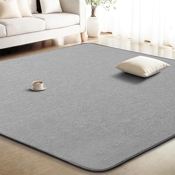 カーペット 夏用 ラグマット 接触冷感 ラグ 2畳 厚手 13mm ひんやり 洗える 防水 じゅうたん 180×180cm グレーブランド色グレーモデル商品説明【商品概要】🧊【商品サイズ・素材情報】ラグマット 1.5畳（130×180 cm）やカーペット 2畳（180×180 cm）、カーペット 3畳（185×240 cm）サイズ展開で、素材は肌触り抜群の接触冷感 ラグ生地を使用。裏面には安心の滑り止め加工を施したノンスリップ不織布で、フローリングでもしっかり固定。中材にウレタンフォームを採用し、ふんわりとした座り心地と優れた衝撃吸収性を実現。明るいアイボリーカラーは、お部屋を爽やかに演出し、夏用ラグマットとしてだけでなく、インテリアとしても映えます🧊【柔らかく滑らかな手触り】夏用ラグマットは長時間の使用でも疲れにくく、赤ちゃんやペットが走り回る音も軽減するため、優れた遮音性も備えています。快適な座り心地とともに、柔らかい触感がごろ寝にも最適です🧊【優れたひんやり冷感】肌に触れる部分は滑らかな接触冷感 カーペット素材で、敷くだけで即ひんやり感を実感。フローリングや畳に敷くことで、熱を逃がし、いつまでもサラッと快適。0.45のQ-MAX値を誇り、夏用カーペットとしても人気。エアコンや扇風機と併用すれば、より強い冷感効果を感じられます🧊【抗菌防臭＆安全設計】ラグマット 夏用は湿気の多い夏でも安心の抗菌防臭加工を施し、細菌や嫌な臭いの発生を抑制。低ホルムアルデヒド仕様で、お子様にも安全です。裏面の滑り止めがしっかりと床に密着し、ペットや小さなお子様がいるご家庭でも安心してご利用いただけます🧊【省エネ＆お手入れ簡単】自然の物理原理で体感温度を下げ、エアコンの使用頻度や設定温度を抑制。夏用ラグとして節電にも貢献します。つるつるした表面はゴミやホコリが絡みにくく、掃除機やコロコロでのお掃除も簡単。さらに、洗えるラグなので汚れても家庭用洗濯機で丸洗いOK。軽量かつコンパクトに折りたためるため、収納や持ち運びも楽々です【商品説明】【商品情報】 夏用ラグマットサイズは：ラグマット 1.5畳（130×180 cm）やカーペット 2畳（180×180 cm）、カーペット 3畳（185×240 cm） 厚：約7mm。 表地：ポリエステル62%、ナイロン38%、裏地：不織布（ポリエステル100％）、中素材：ウレタンフォーム。 ※お客様へのご注意：夏用ラグマットは、輸送の際に折り畳んでお届けするため、開封時に折りジワや歪み、寸法不足等の変形がある場合があります。その際は、蒸気アイロンをご使用いただき、折りジワを回復させてください。また、風通しの良い場所で半日ほど陰干しを行っていただければ、さらに回復します。 撮影光線の影響で、写真と実際の夏用ラグマット 1.5畳の色味に差が出る場合がありますが、これは避けられない状況です。ご了承ください。【商品詳細】商品種別：ラグ商品名：カーペット 夏用 ラグマット 接触冷感 ラグ 2畳 厚手 13mm ひんやり 洗える 防水 じゅうたん 180×180cm グレー製造元：商品番号：LGHZ-180-YWH商品内容：180 x 180 cm (正方形)色：グレー【当店からの連絡】