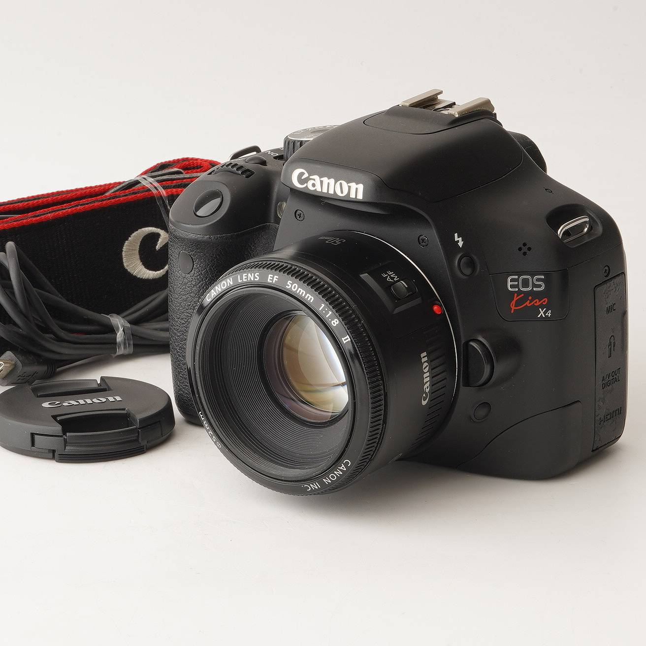 【外観】 外観は写真にて確認してください。 液晶内にカビがあります。 【動作】 各機能動作します。 撮影・再生ができることを確認しました。 フラッシュは正常に動作します。 オートフォーカスは正常に動作します。 シャッターカウント：5842 フォーカスは正常に動作します。 絞り羽根は綺麗で正常に動作します。 【光学】 ファインダー内に少し汚れがありますが、視認性は良好です。 撮影に影響する不具合がありません。 クモリ、キズはありません。 レンズ内にカビがあります。 【付属品】 充電器は付属しません。 バッテリーは付属しません。 写真に写っているものがすべてです。