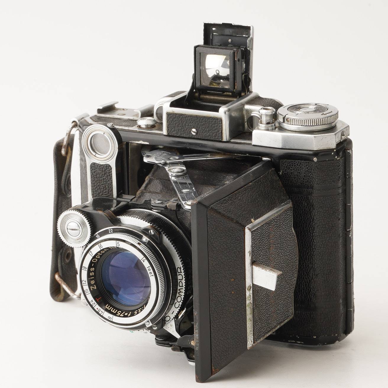 【外観】 外観は写真にて確認してください。 蛇腹に小さな穴があります。 【動作】 各機能動作します。 シャッタースピード全速正常に動作します。 二重像は正常に動作、重なります。 フィルム巻上げ問題ありません。 フォーカスは正常に動作します。 絞り羽根は綺麗で正常に動作します。 【光学】 撮影に影響する不具合がありません。 クモリ、キズはありません。 レンズ内にカビがありますが、撮影に影響する程度ではありません。 ファインダーは綺麗です。 【付属品】 写真に写っているものがすべてです。