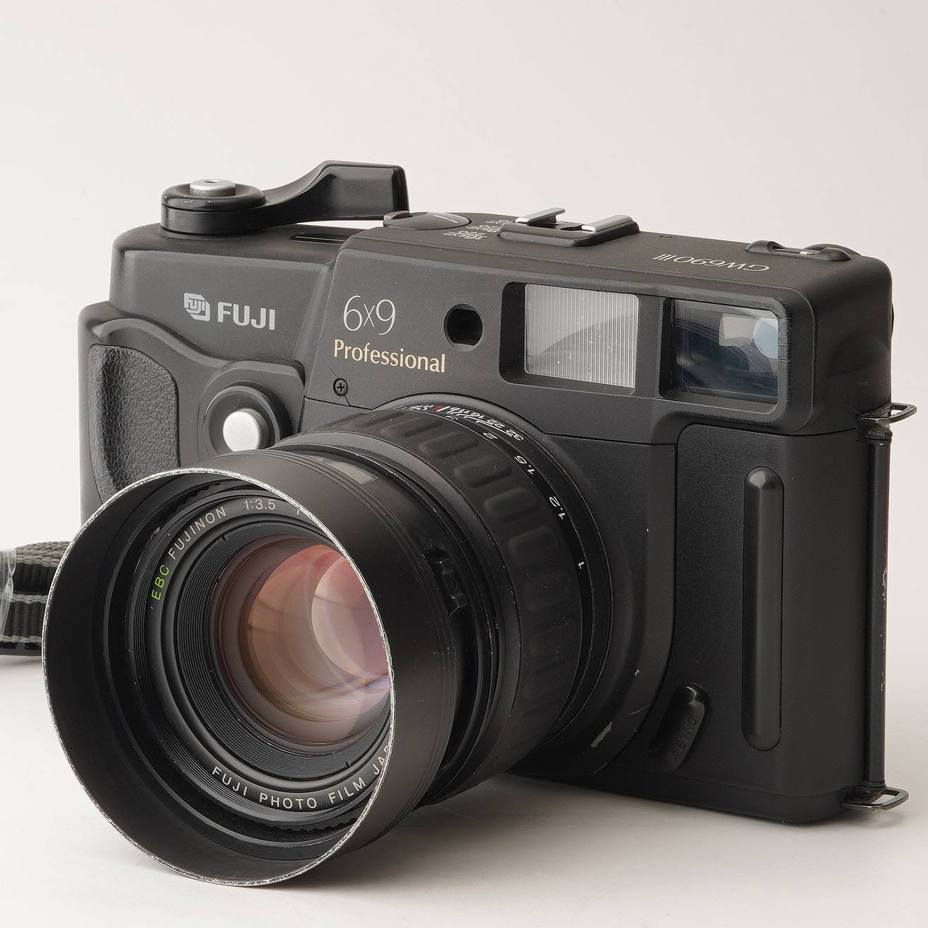 【外観】 外観は写真にて確認してください。 【動作】 各機能動作します。 シャッタースピード全速正常に動作します。 二重像は正常に動作、重なります。 フィルム巻上げ問題ありません。 フォーカスは正常に動作します。 絞り羽根は綺麗で正常に動作します。 フィルムカウント：050 【光学】 撮影に影響する不具合がありません。 レンズにカビ、クモリ、キズはありません。 ファインダーは綺麗です。 【付属品】 写真に写っているものがすべてです。