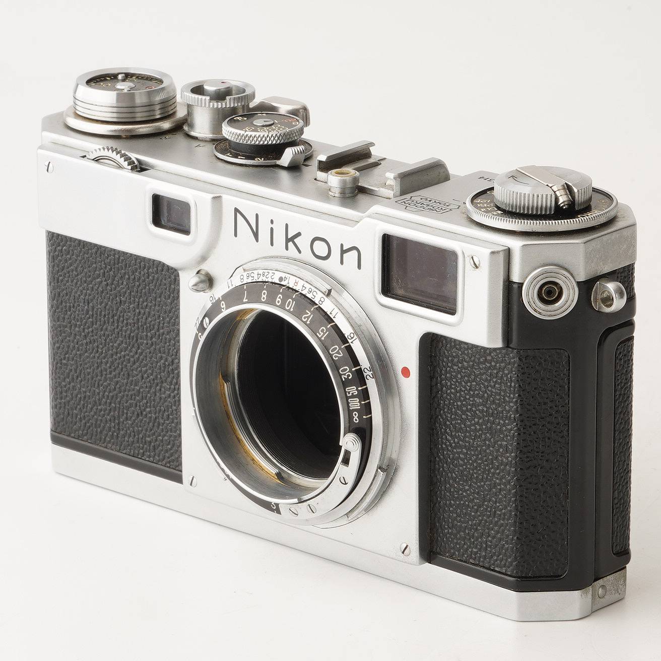 【外観】 外観は写真にて確認してください。 【動作】 各機能動作します。 シャッタースピード全速正常に動作します。 二重像は正常に動作、重なります。 フィルム巻上げ問題ありません。 フォーカスは正常に動作します。 【光学】 ファインダー内に少し汚れがありますが、視認性は良好です。 【付属品】 写真に写っているものがすべてです。