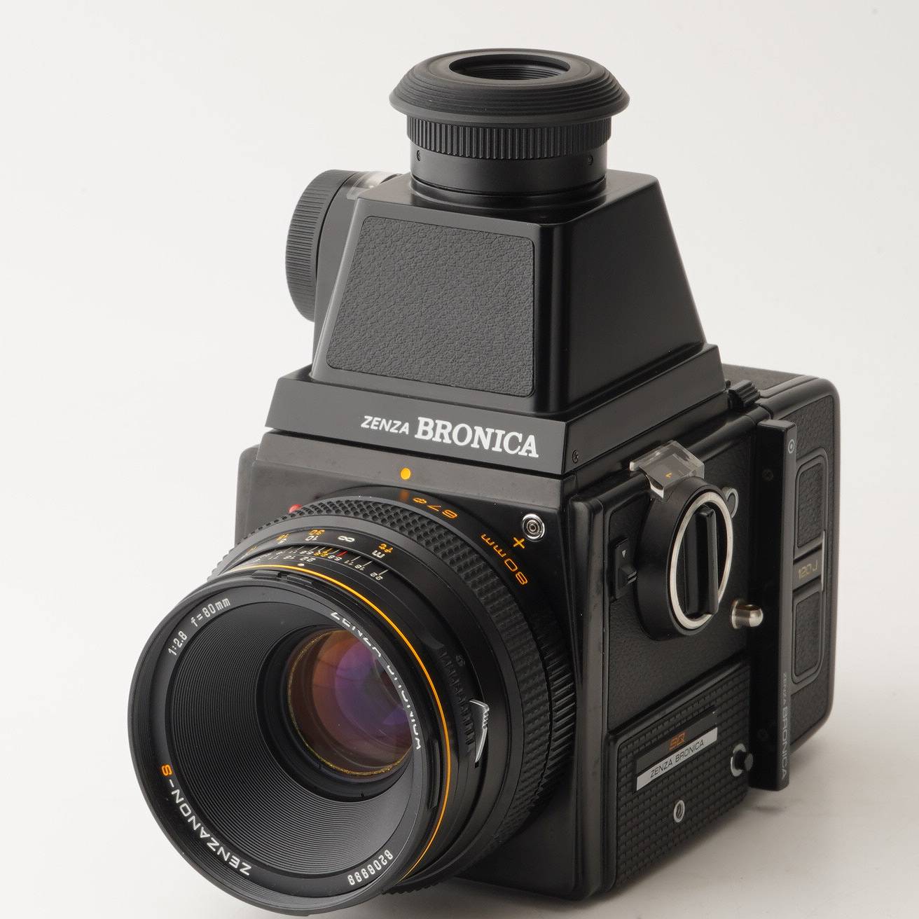 【外観】 外観は写真にて確認してください。 【動作】 各機能動作します。 シャッタースピード全速正常に動作します。 フィルム巻上げ問題ありません。 フォーカスは正常に動作します。 絞り羽根は綺麗で正常に動作します。 【光学】 スクリーンにキズがあります。 ファインダー内に薄いカビがありますが、視認性は良好です。 撮影に影響する不具合がありません。 カビ、キズはありません。 レンズ内にわずかにクモリが見られますが、撮影に影響する程度ではありません。 【付属品】 写真に写っているものがすべてです。