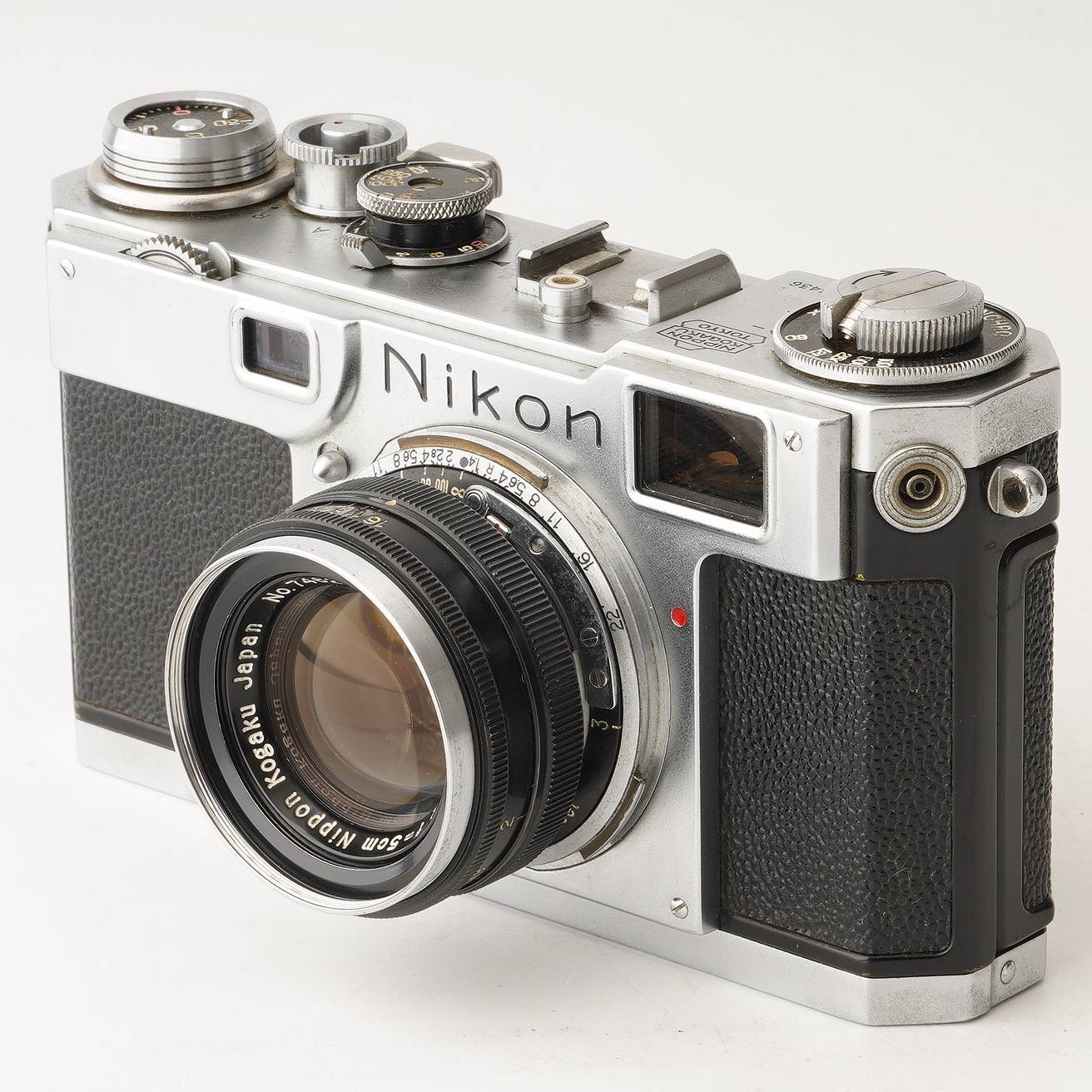 【外観】 外観は写真にて確認してください。 【動作】 各機能動作します。 シャッタースピード全速正常に動作します。 二重像は正常に動作、重なります。 フィルム巻上げ問題ありません。 フォーカスは正常に動作します。 絞り羽根は綺麗で正常に動作します。 【光学】 ファインダー内に薄いカビがありますが、視認性は良好です。 撮影に影響する不具合がありません。 レンズにカビ、クモリ、キズはありません。 【付属品】 写真に写っているものがすべてです。