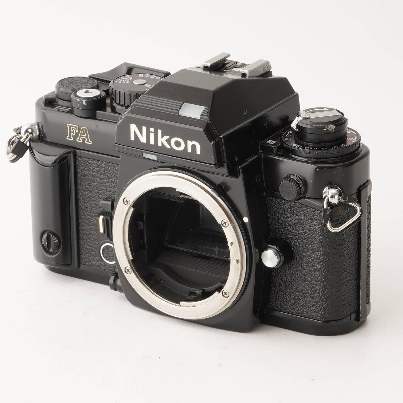 【外観】 外観は写真にて確認してください。 液晶は綺麗です。 モルト交換済です。 【動作】 各機能動作します。 シャッタースピード全速正常に動作します。 フィルム巻上げ問題ありません。 露出計の動作確認しました。 セルフタイマーの動作確認しました。 【光学】 ファインダーは綺麗です。 フォーカシングスクリーンは綺麗です。 【付属品】 写真に写っているものがすべてです。