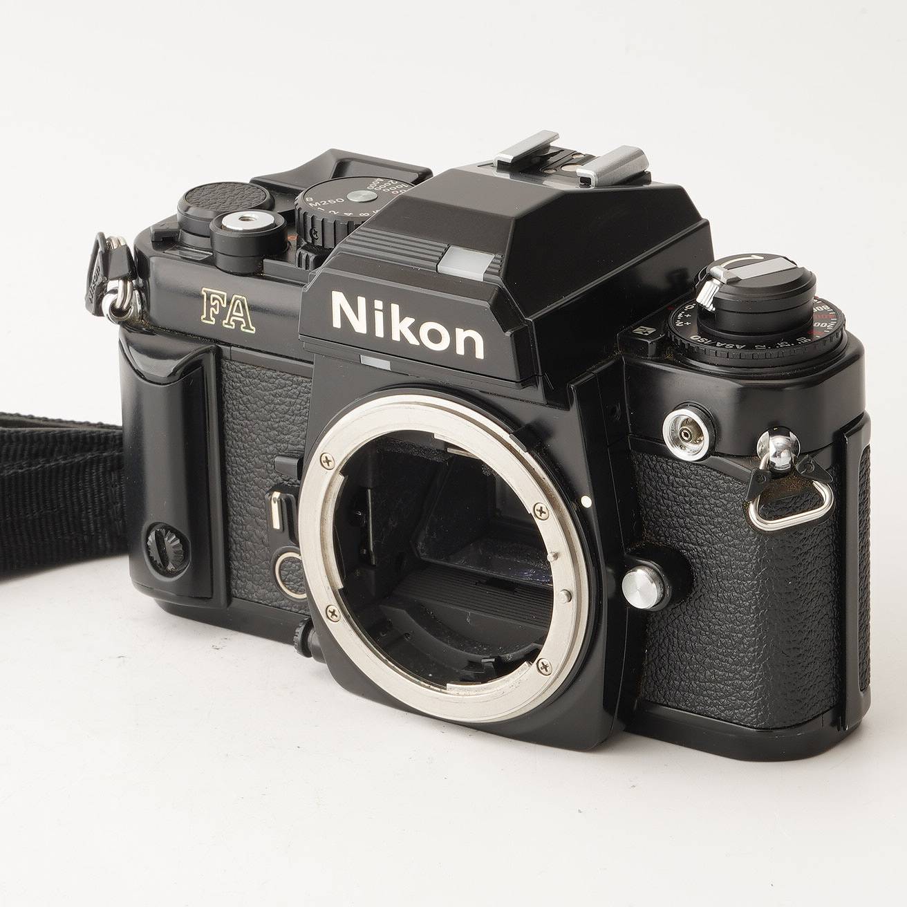 【外観】 外観は写真にて確認してください。 液晶は綺麗です。 【動作】 各機能動作します。 シャッタースピード全速正常に動作します。 フィルム巻上げ問題ありません。 露出計の動作確認しました。 セルフタイマーの動作確認しました。 【光学】 フォーカシングスクリーンは綺麗です。 ファインダーにカビ、縦にごく薄い線がありますが、視認性に問題ありません。 【付属品】 写真に写っているものがすべてです。