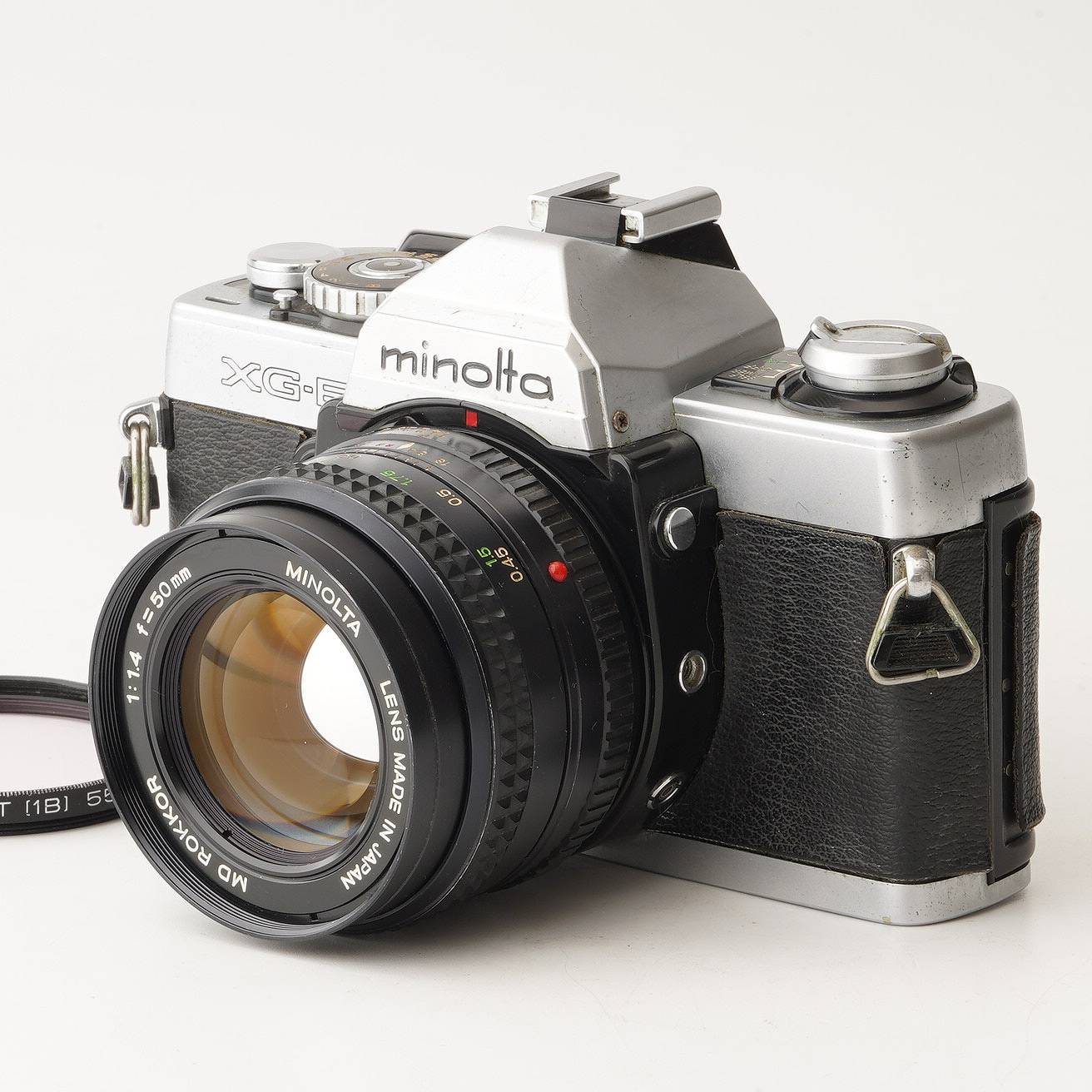 【外観】 外観は写真にて確認してください。 モルト交換済です。 【動作】 各機能動作します。 シャッタースピード全速正常に動作します。 フィルム巻上げ問題ありません。 露出計の動作確認しました。 セルフタイマーの動作確認しました。 フォーカスは正常に動作します。 絞り羽根は綺麗で正常に動作します。 【光学】 フォーカシングスクリーンは綺麗です。 ファインダー内に薄いクモリがありますが、視認性は良好です。 撮影に影響する不具合がありません。 カビ、クモリはありません。 レンズ内に小キズがありますが、撮影に影響する程度ではありません。 【付属品】 写真に写っているものがすべてです。