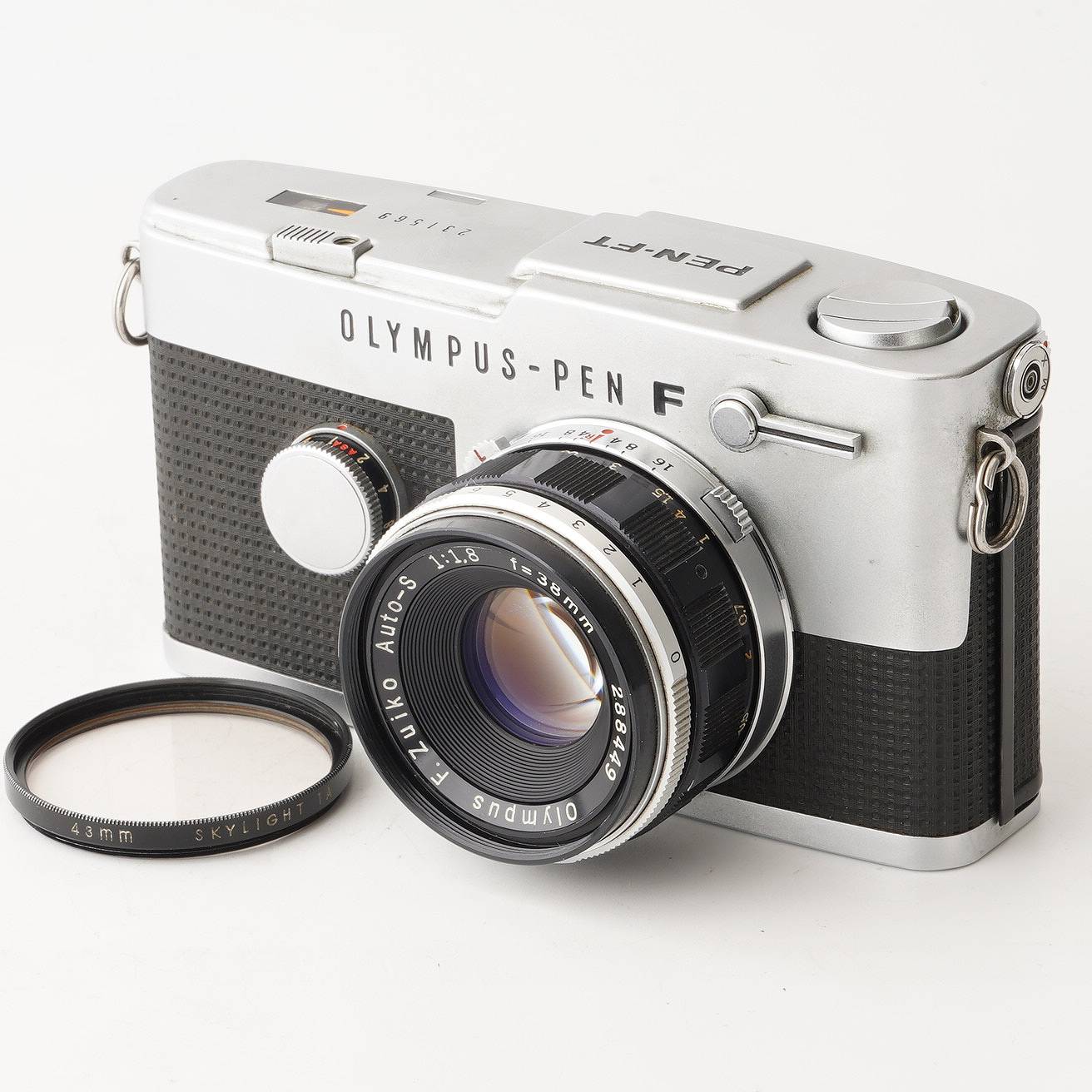 【外観】 外観は写真にて確認してください。 モルト交換済です。 【動作】 各機能動作します。 シャッタースピード全速正常に動作します。 フィルム巻上げ問題ありません。 露出計の動作確認しました。 セルフタイマーの動作確認しました。 フォーカスは正常に動作します。 絞り羽に少し油染みがありますが、羽根の開閉にはほとんど影響していません。 【光学】 ファインダー内に少し汚れがありますが、視認性は良好です。 撮影に影響する不具合がありません。 クモリ、キズはありません。 レンズ内に極小カビがありますが、撮影に影響する程度ではありません。 【付属品】 写真に写っているものがすべてです。