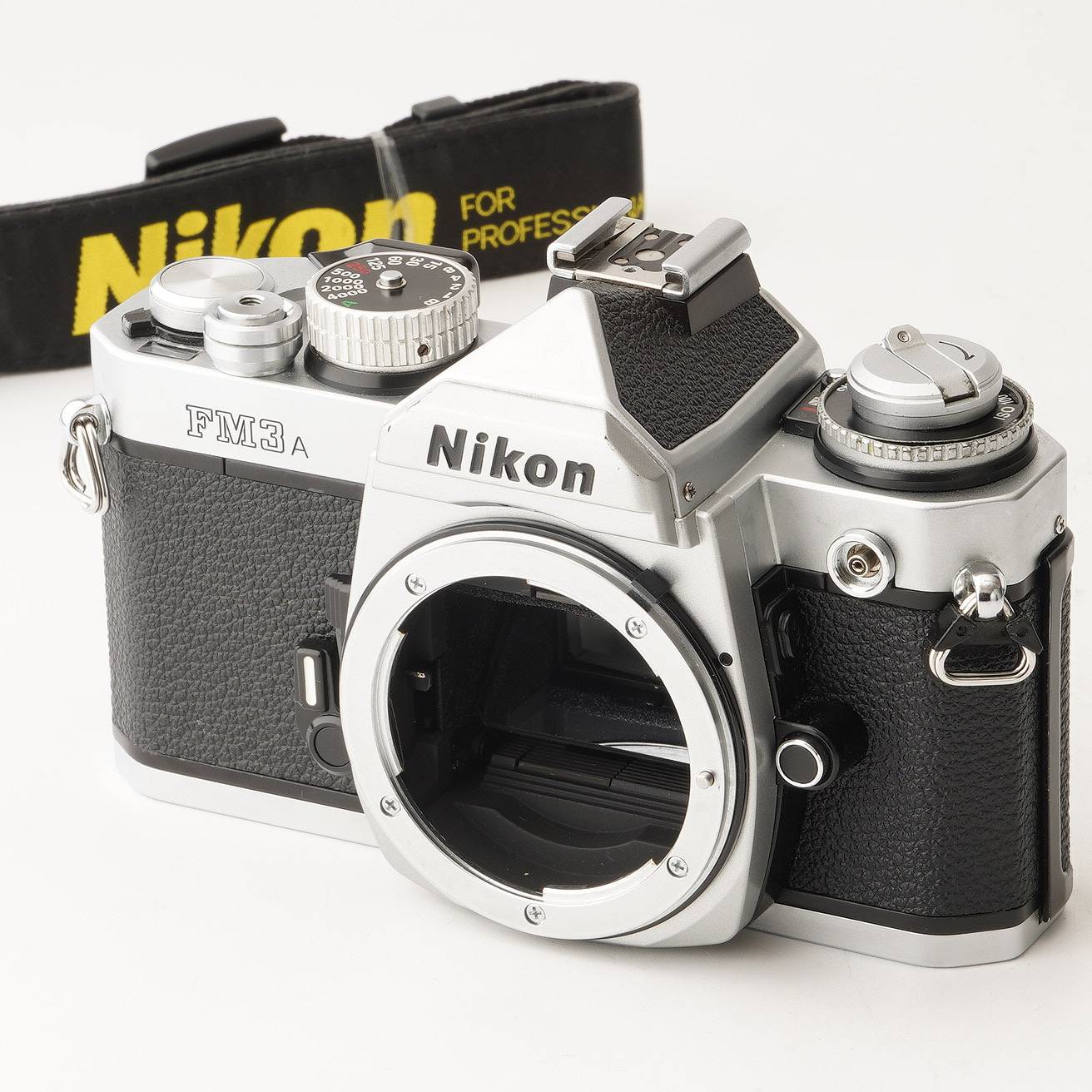 【外観】 外観は写真にて確認してください。 【動作】 各機能動作します。 シャッタースピード全速正常に動作します。 フィルム巻上げ問題ありません。 露出計の動作確認しました。 セルフタイマーの動作確認しました。 【光学】 ファインダーは綺麗です。 フォーカシングスクリーンは綺麗です。 【付属品】 写真に写っているものがすべてです。