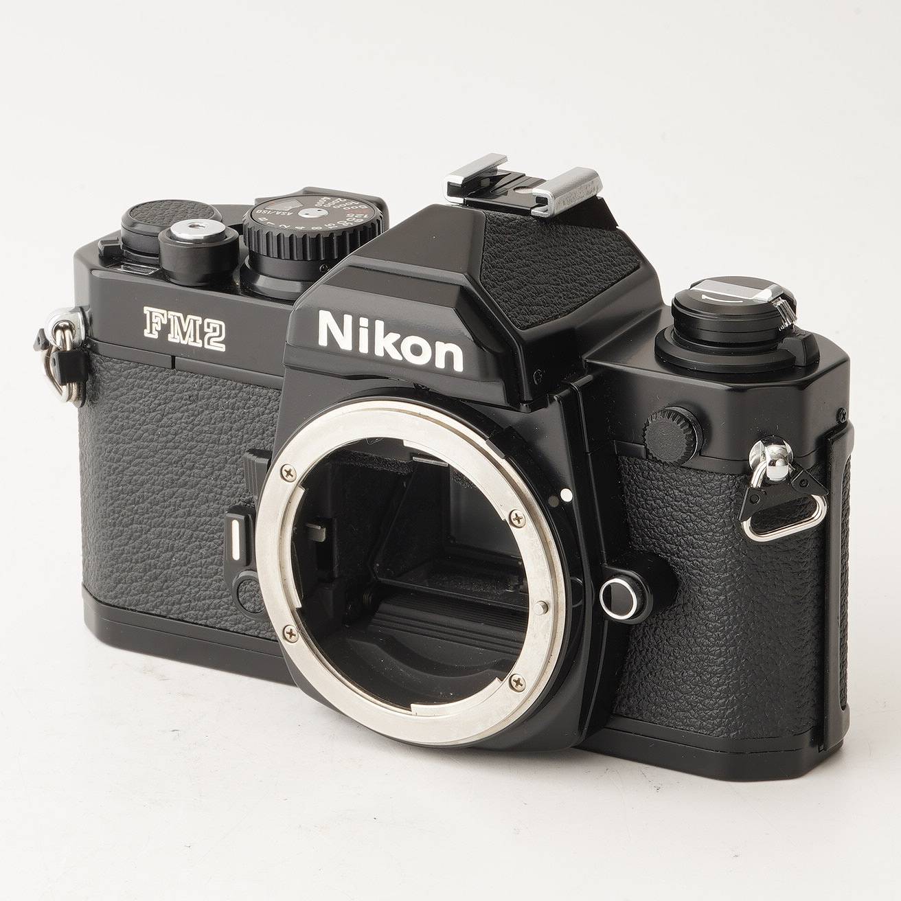 【外観】 外観は写真にて確認してください。 【動作】 各機能動作します。 シャッタースピード全速正常に動作します。 フィルム巻上げ問題ありません。 露出計の動作確認しました。 セルフタイマーの動作確認しました。 【光学】 フォーカシングスクリーンは綺麗です。 ファインダー内に薄い縦線、薄いカビがあります。 【付属品】 写真に写っているものがすべてです。