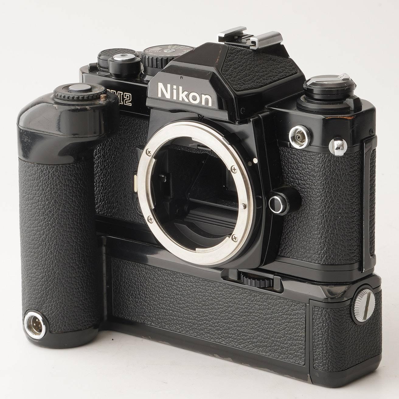 【外観】 外観は写真にて確認してください。 【動作】 各機能動作します。 シャッタースピード全速正常に動作します。 フィルム巻上げ問題ありません。 露出計の動作確認しました。 セルフタイマーの動作確認しました。 - MD-11 フィルム巻き上げ動作問題ありません。 【光学】 フォーカシングスクリーンは綺麗です。 フォーカシングスクリーンは方眼タイプが入っています。 ファインダー内に薄いクモリがありますが、視認性は良好です。 【付属品】 写真に写っているものがすべてです。