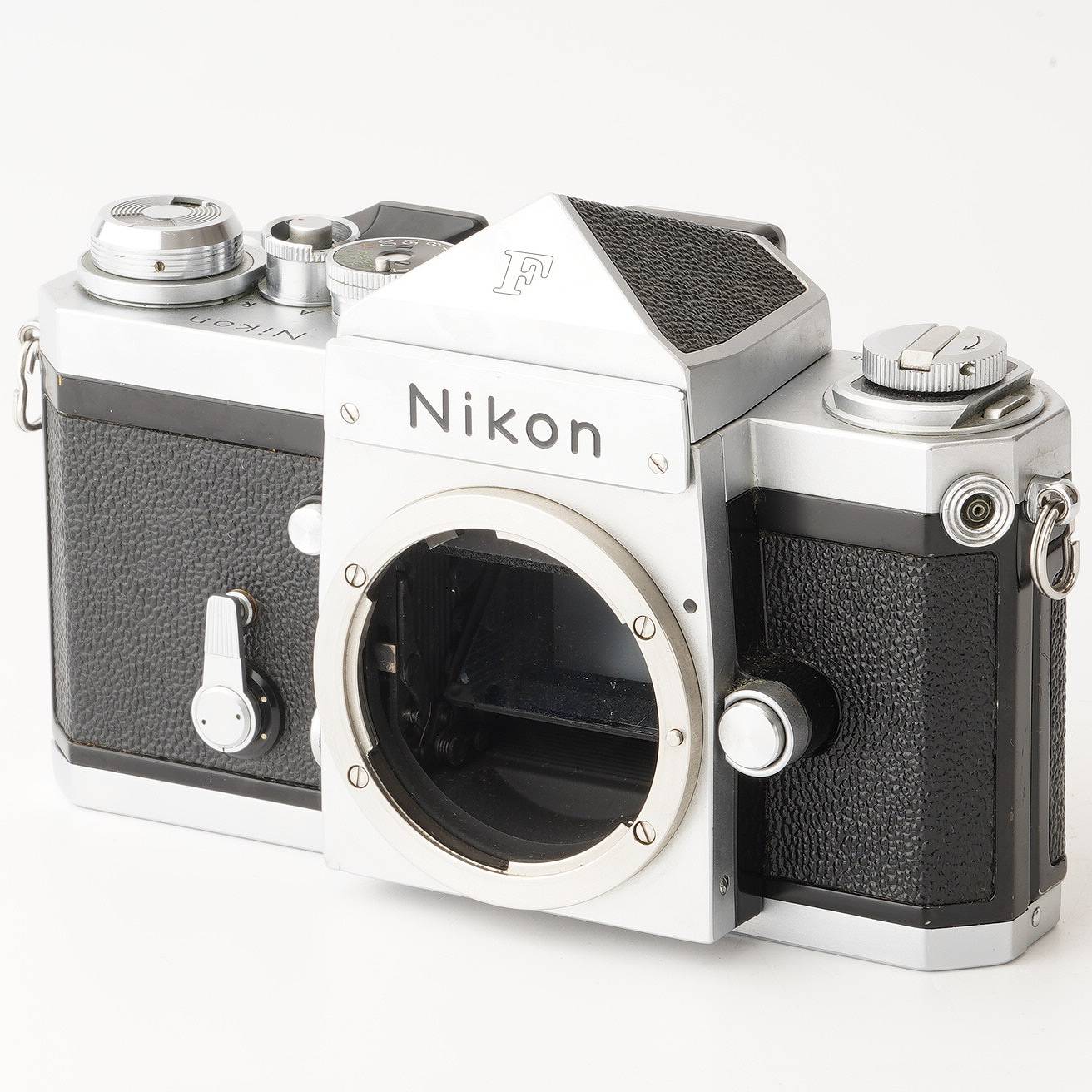 【外観】 外観は写真にて確認してください。 【動作】 各機能動作します。 シャッタースピード全速正常に動作します。 フィルム巻上げ問題ありません。 セルフタイマーの動作確認しました。 【光学】 フォーカシングスクリーンは綺麗です。 ファインダー内に少しほこりがありますが、視認性は良好です。 【付属品】 写真に写っているものがすべてです。