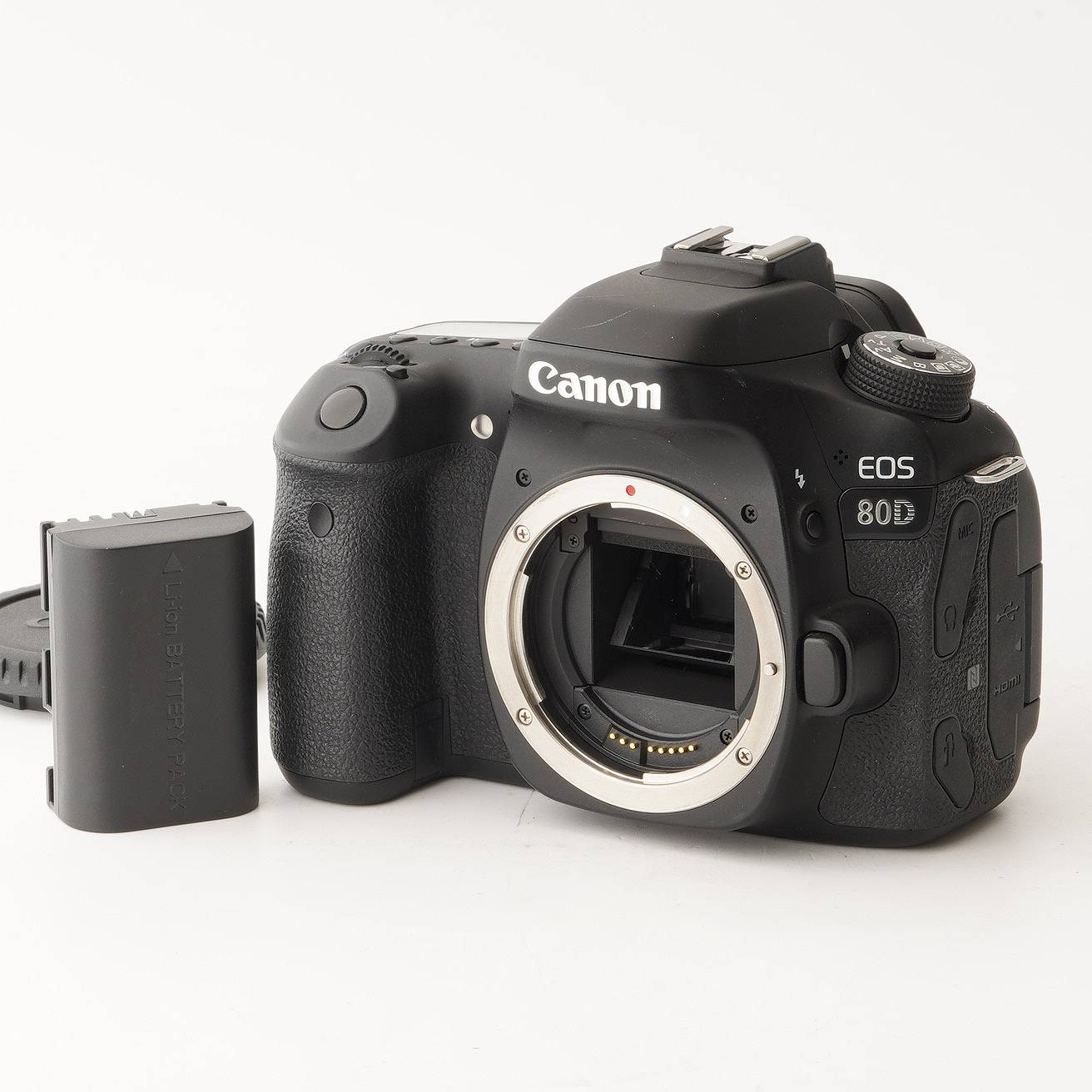 【外観】 外観は写真にて確認してください。 液晶は綺麗です。 【動作】 各機能動作します。 撮影・再生ができることを確認しました。 フラッシュは正常に動作します。 オートフォーカスは正常に動作します。 フォーカスは正常に動作します。 シャッターカウント：10935 【光学】 ファインダーは綺麗です。 【付属品】 バッテリー付属しています。（バッテリーの劣化度は未確認です。） 充電器は付属しません。 写真に写っているものがすべてです。