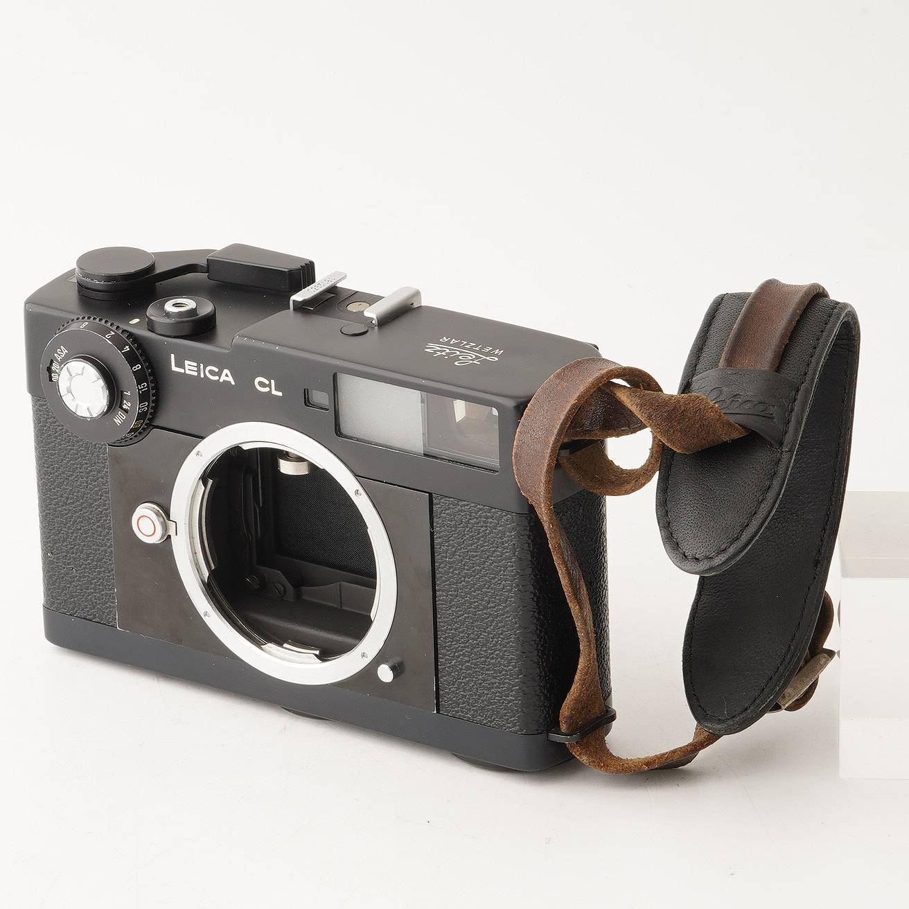 【外観】 外観は写真にて確認してください。 【動作】 シャッタースピード全速正常に動作します。 二重像は正常に動作、重なります。 フィルム巻上げ問題ありません。 露出計が動作しません。 【光学】 ファインダーは綺麗です。 【付属品】 写真に写っているものがすべてです。