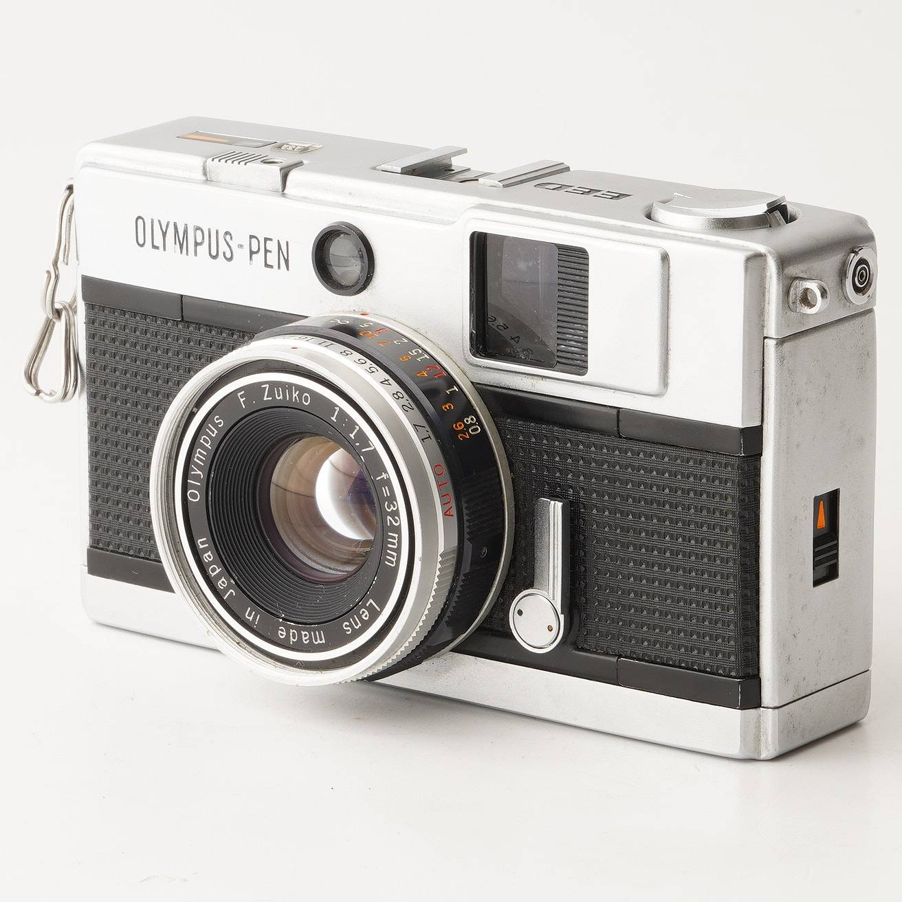 【外観】 外観は写真にて確認してください。 【動作】 各機能動作します。 シャッターが動作すること確認しました。 フィルム巻上げ問題ありません。 露出計の動作確認しました。 セルフタイマーの動作確認しました。 フォーカスは正常に動作します。 絞り羽根は綺麗で正常に動作します。 【光学】 撮影に影響する不具合がありません。 クモリ、キズはありません。 レンズ内に極小カビがありますが、撮影に影響する程度ではありません。 ファインダー内に薄いカビがありますが、視認性は良好です。 【付属品】 写真に写っているものがすべてです。