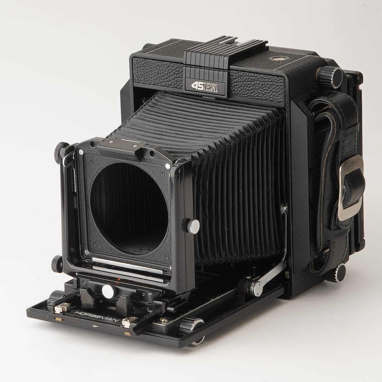 【外観】 外観は写真にて確認してください。 蛇腹に穴はありません。 【動作】 各機能動作します。 フォーカスは正常に動作します。 【光学】 フォーカシングスクリーンは綺麗です。 【付属品】 写真に写っているものがすべてです。