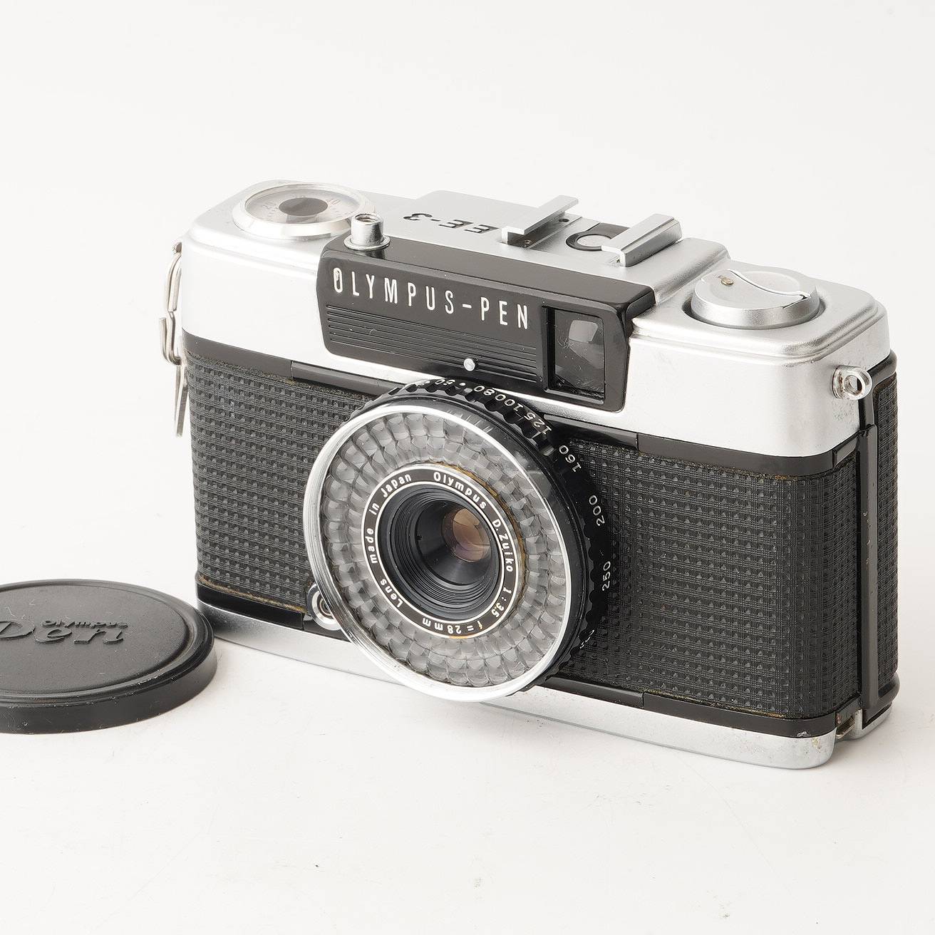 【外観】 外観は写真にて確認してください。 モルト交換済です。 【動作】 各機能動作します。 シャッターが動作すること確認しました。 フィルム巻上げ問題ありません。 露出計の動作確認しました。 絞り羽根は綺麗で正常に動作します。 赤ベロは動作します。 【光学】 撮影に影響する不具合がありません。 レンズにカビ、クモリ、キズはありません。 ファインダー内に薄いカビがありますが、視認性は良好です。 【付属品】 写真に写っているものがすべてです。