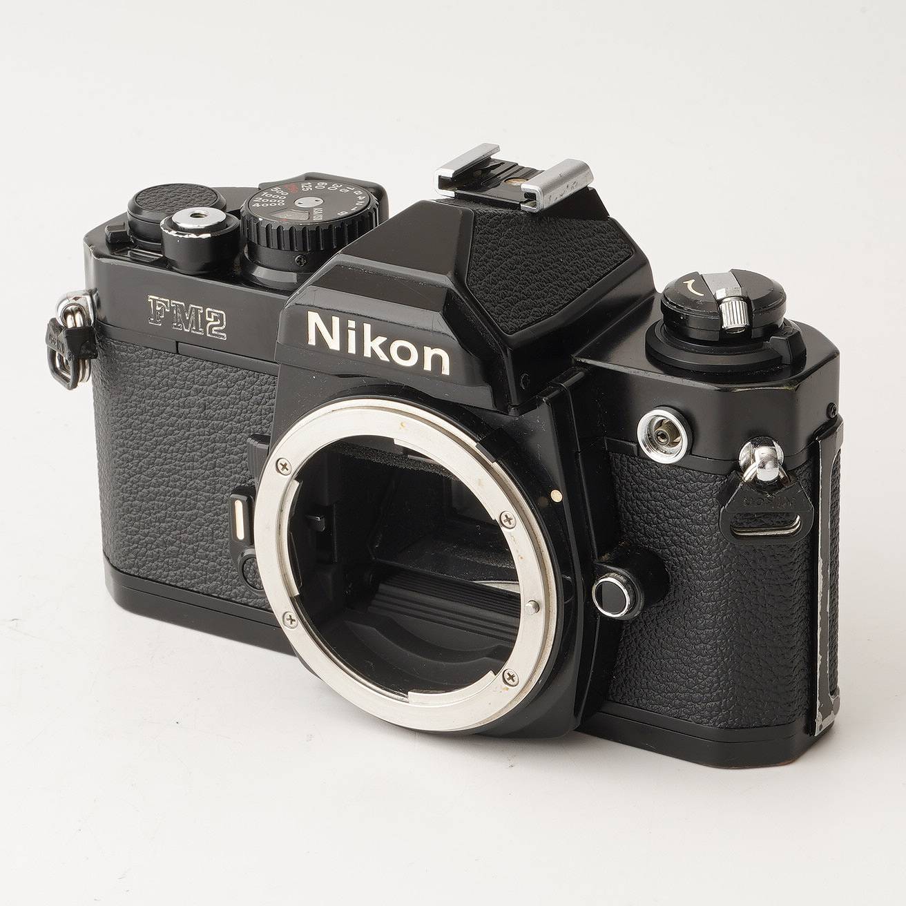 【外観】 外観は写真にて確認してください。 【動作】 各機能動作します。 シャッタースピード全速正常に動作します。 フィルム巻上げ問題ありません。 露出計の動作確認しました。 セルフタイマーの動作確認しました。 【光学】 ファインダーは綺麗です。 フォーカシングスクリーンは綺麗です。 【付属品】 写真に写っているものがすべてです。